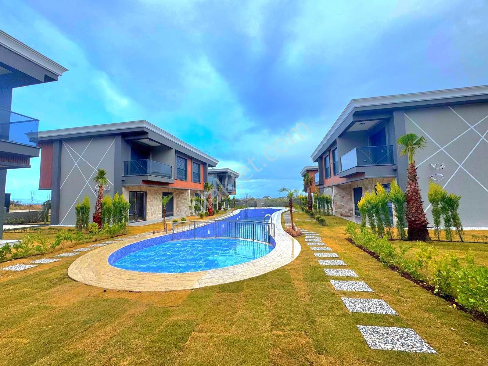 Davutlarda Havuzlu Sitede Köşe Konumlu Otoparklı Sıfır Villa - Görsel 3