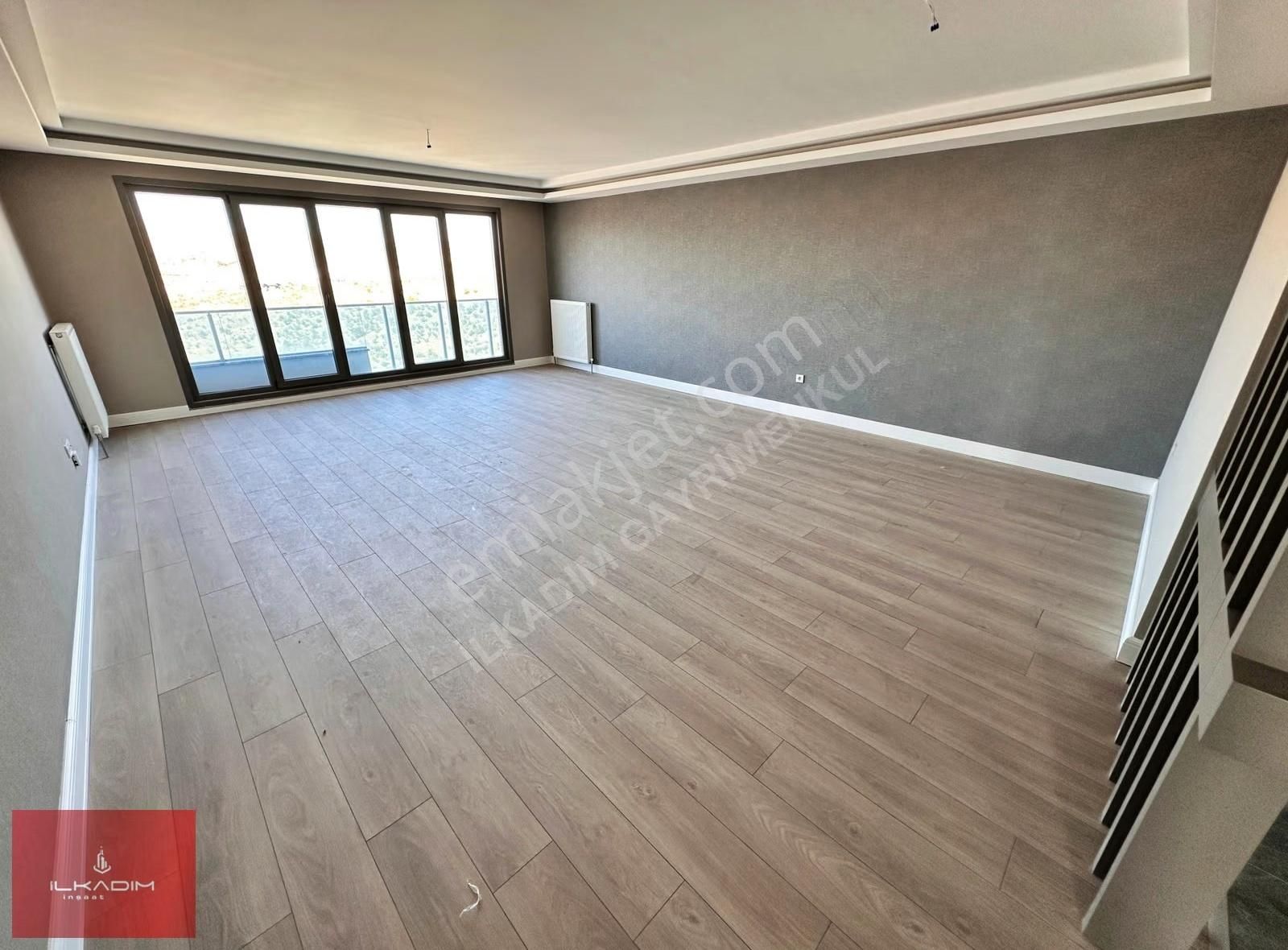 Cadde Üzeri Çift Bloklu Sitede 250m2 Ada Mutfaklı Saunalı 4+1