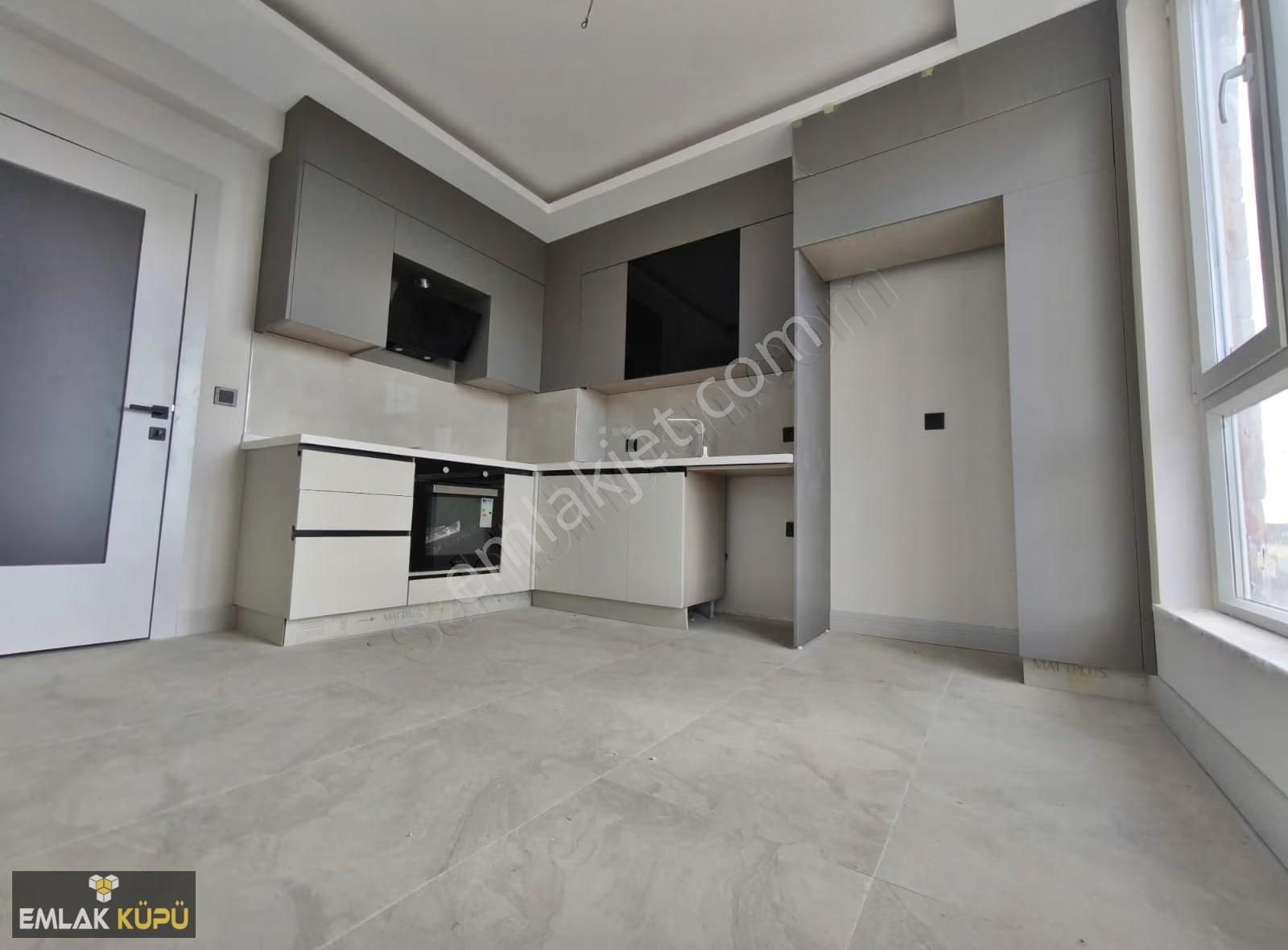 Atayurt Mah'de Site İçerisinde Ara Katta 2+1 Satılık Daire