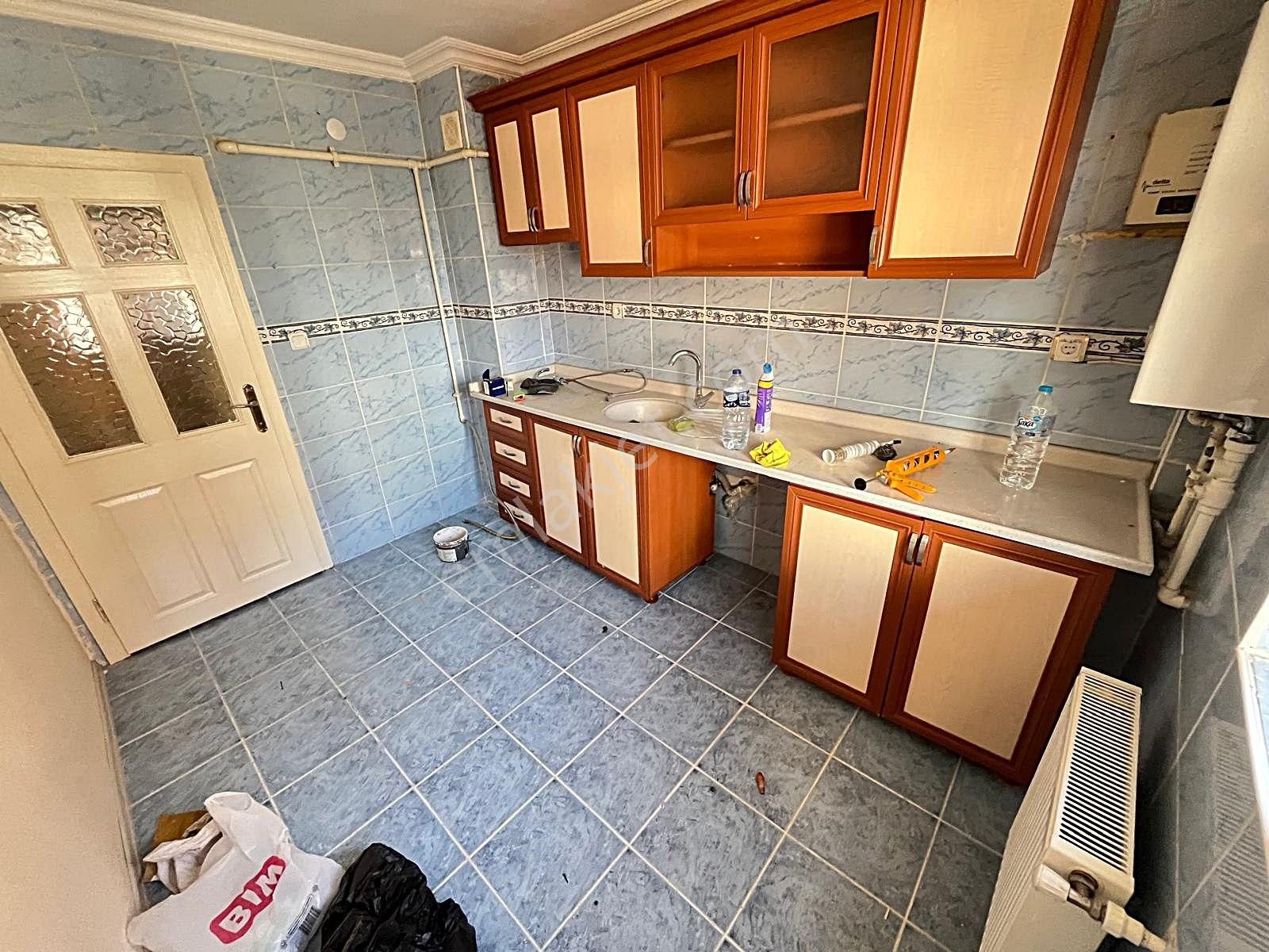 Güventepe'de Metro Yakını & Arakat Oturuma Hazır 3+1