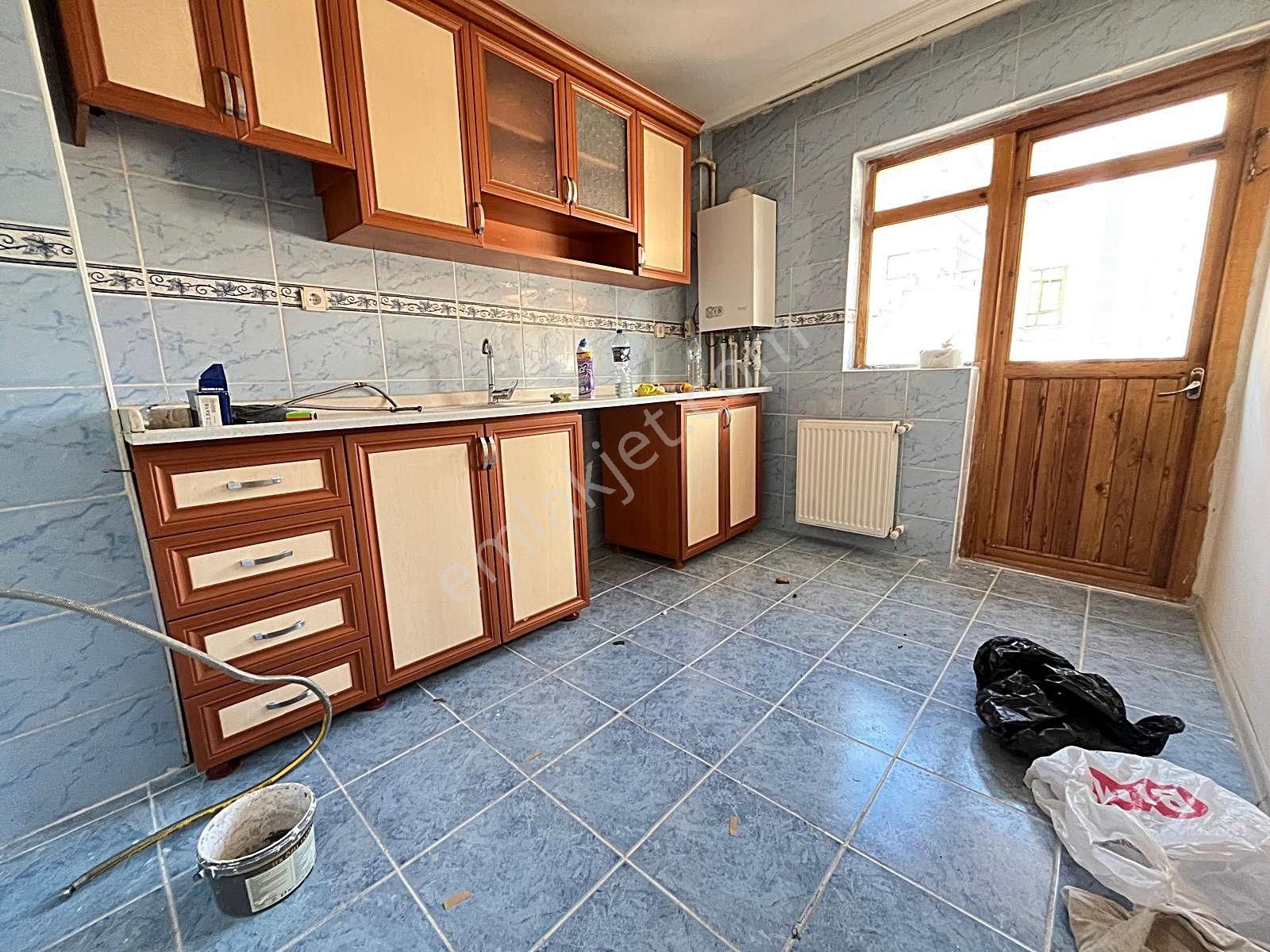 Güventepe'de Metro Yakını & Arakat Oturuma Hazır 3+1 - Görsel 4