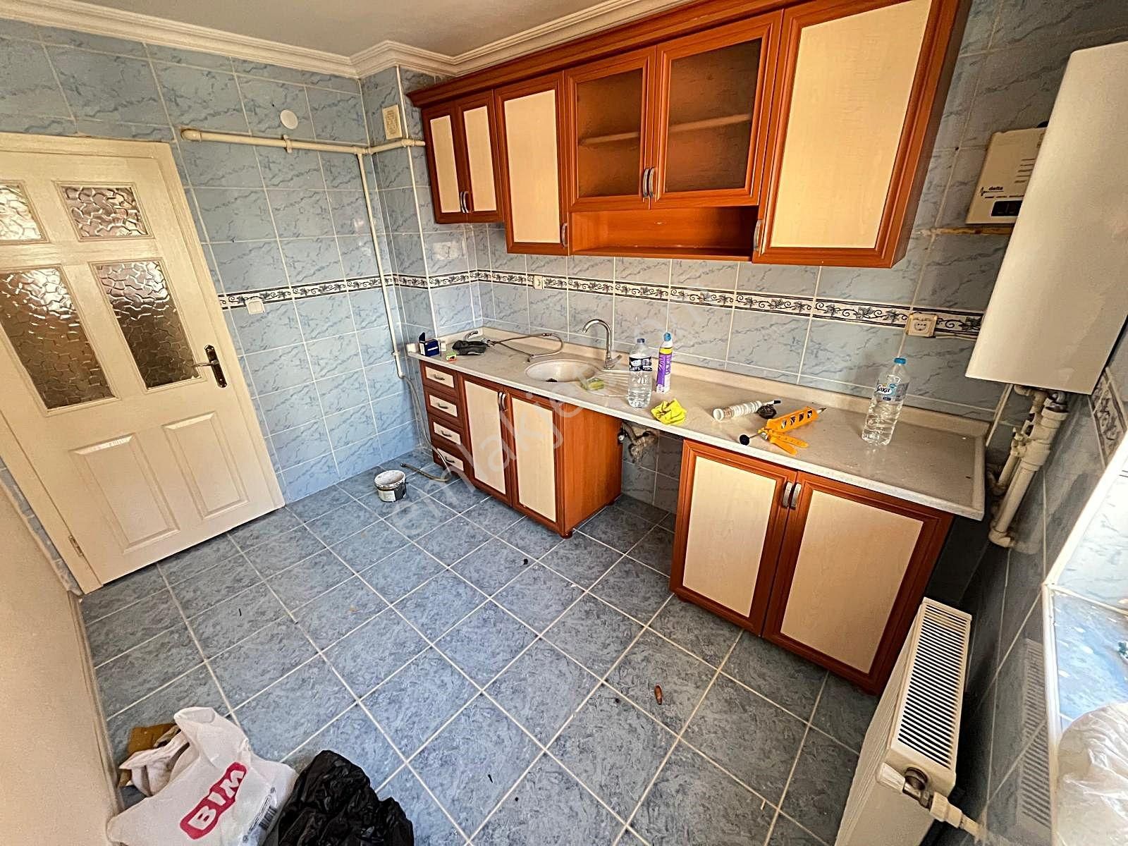 Güventepe'de Metro Yakını & Arakat Oturuma Hazır 3+1 - Görsel 2