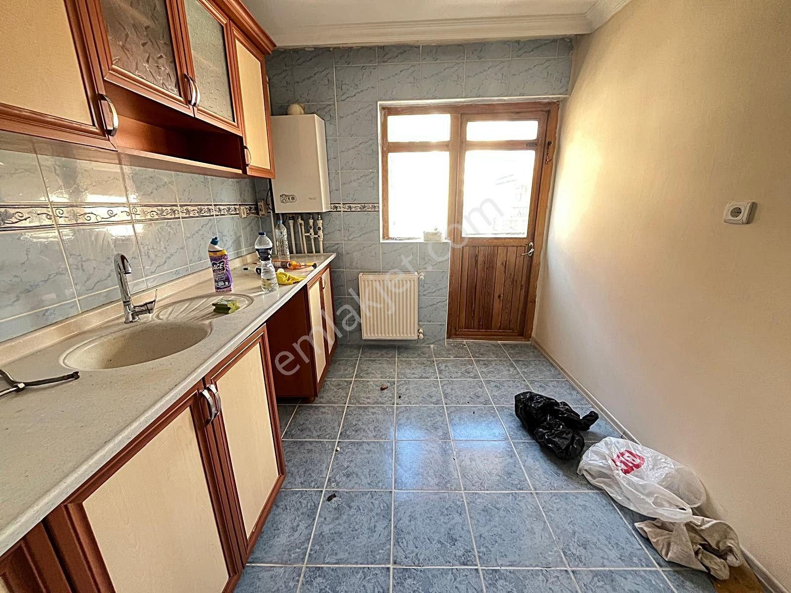 Güventepe'de Metro Yakını & Arakat Oturuma Hazır 3+1 - Görsel 5