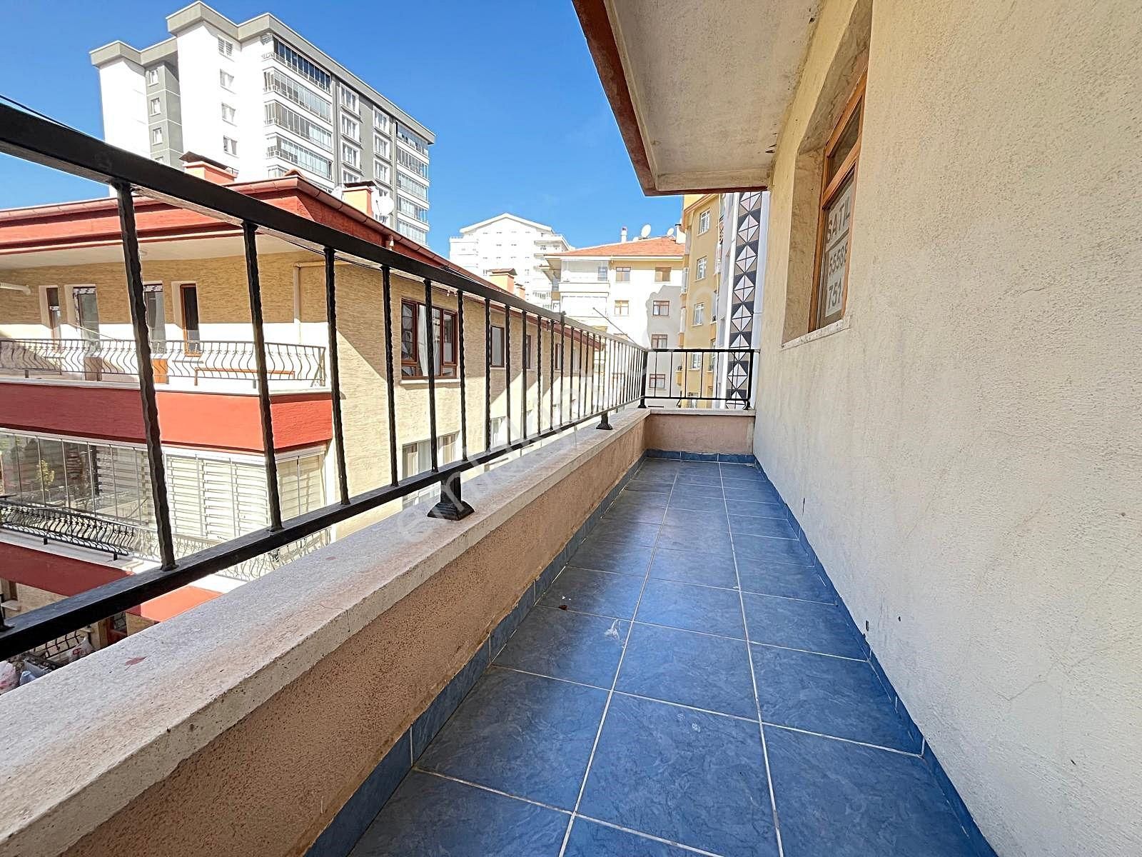 Güventepe'de Metro Yakını & Arakat Oturuma Hazır 3+1 - Görsel 11