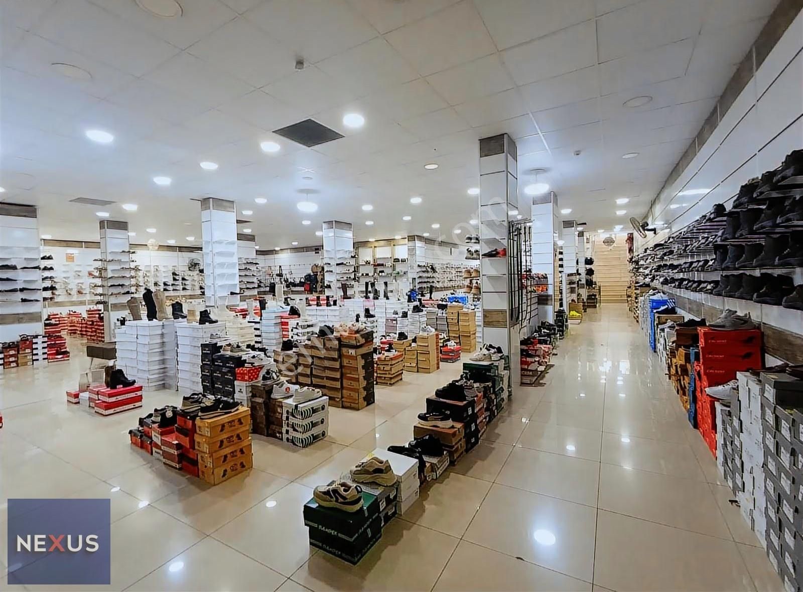 Kartal'da Ana Cadde Üzerinde Devren Satılık Ayakkabı Mağazası