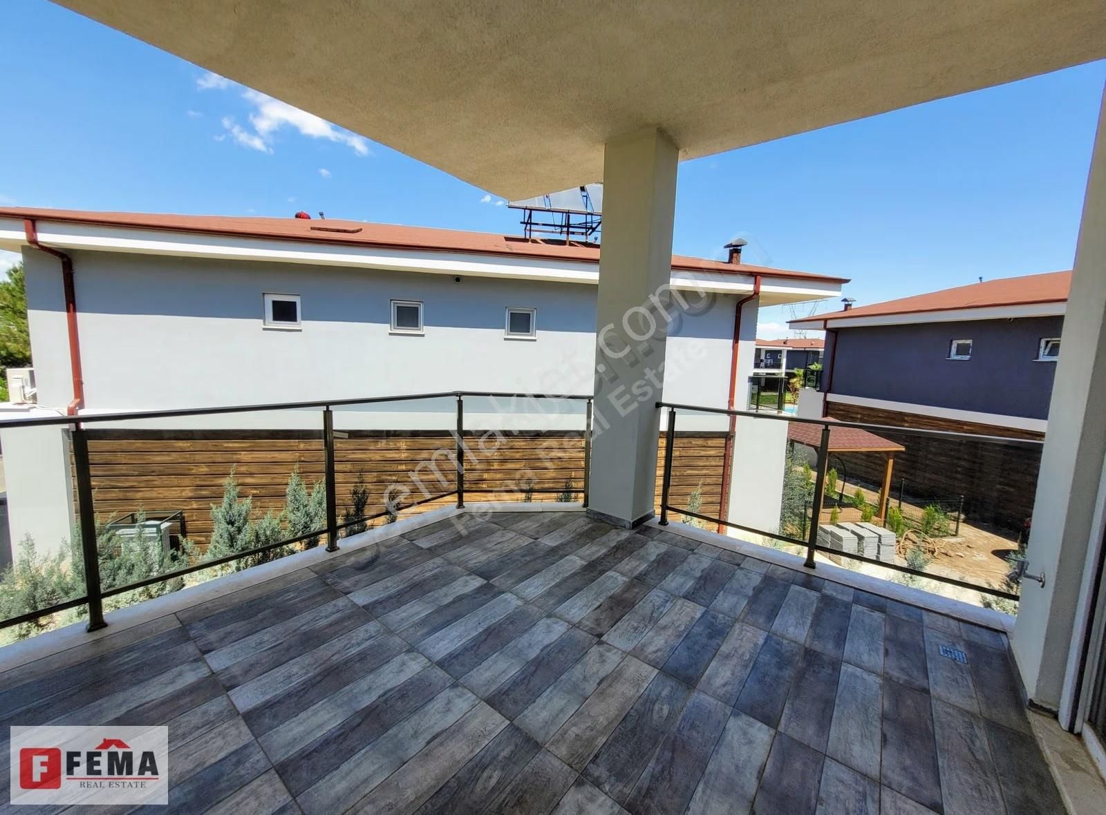 Yüzme Havuzlu Modern Sitede Kiralık 5+1 Sıfır Villa - For Rent - Görsel 3