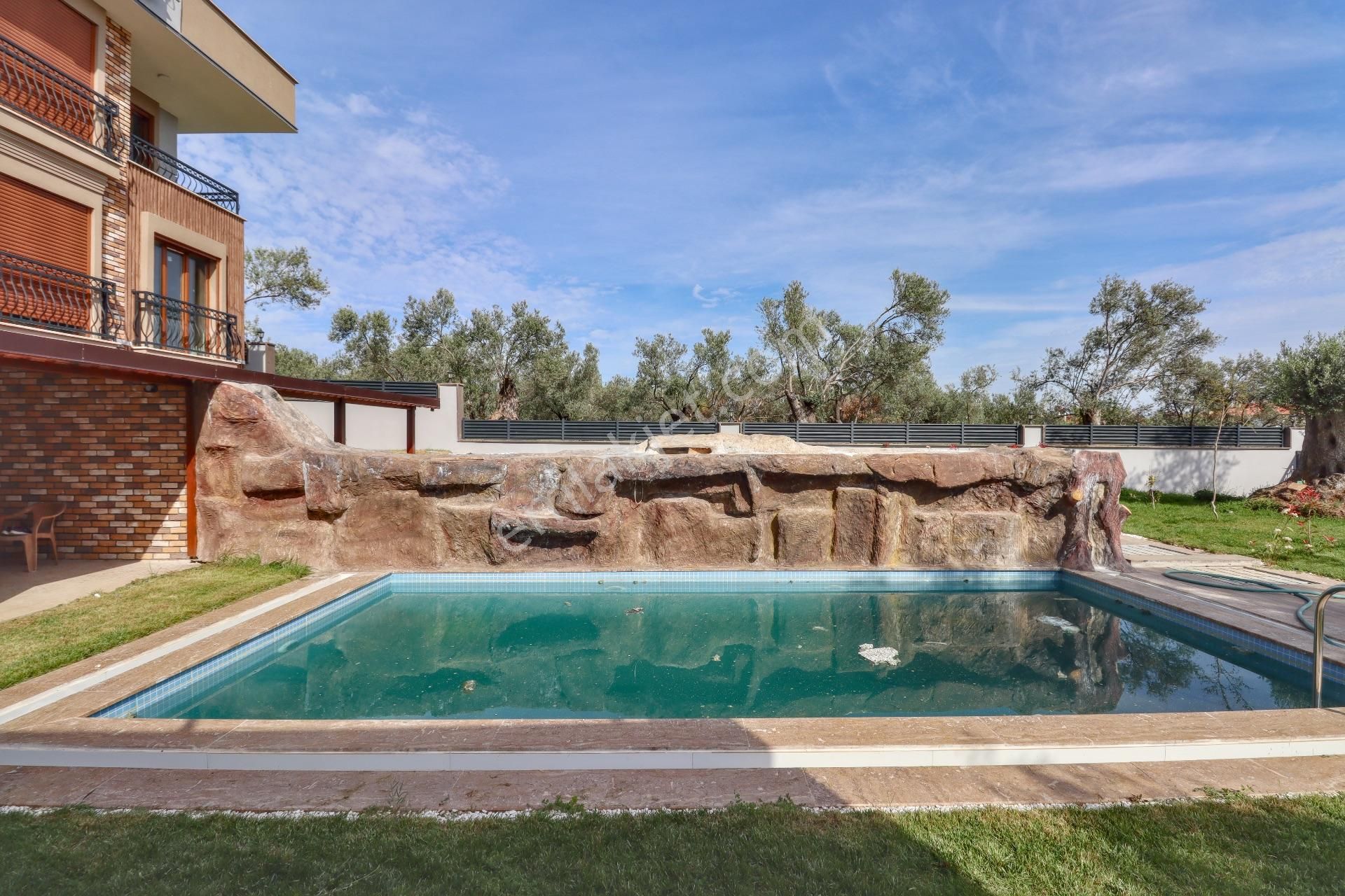 Mahmut İşler'den Altınoluk'ta Özel Havuzlu 5+1 Sıfır Villa - Görsel 11