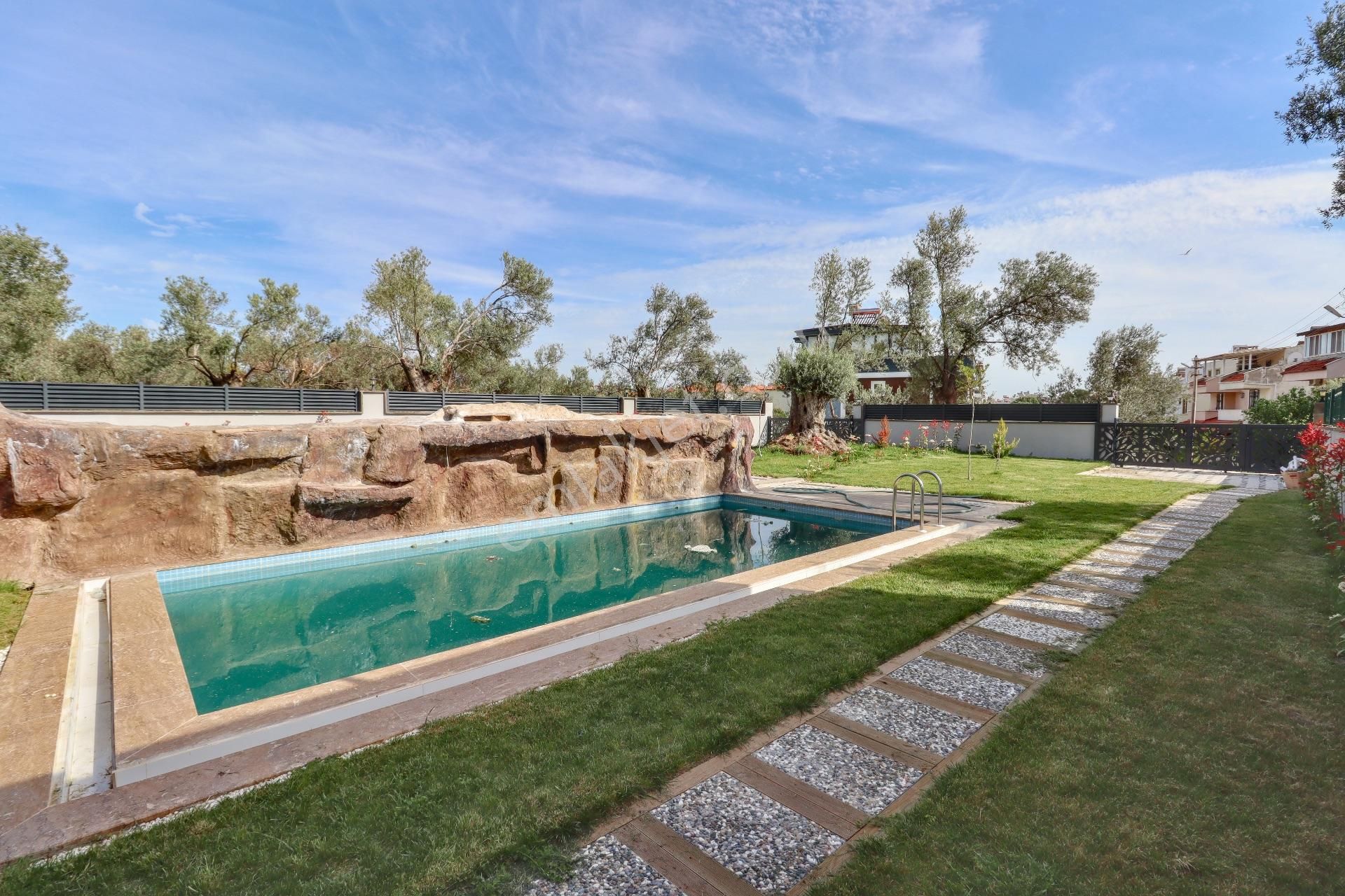 Mahmut İşler'den Altınoluk'ta Özel Havuzlu 5+1 Sıfır Villa - Görsel 10