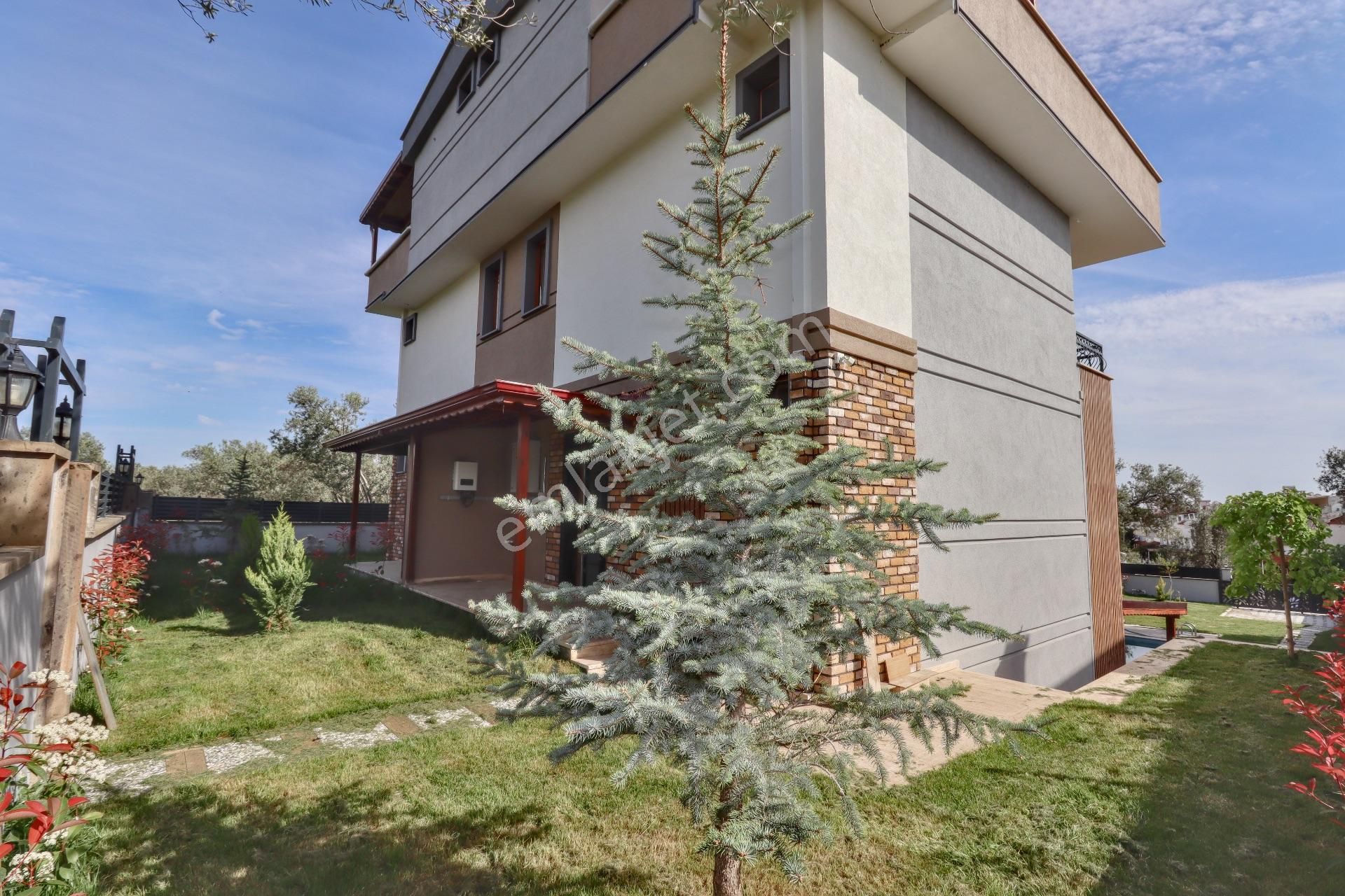 Mahmut İşler'den Altınoluk'ta Özel Havuzlu 5+1 Sıfır Villa - Görsel 9