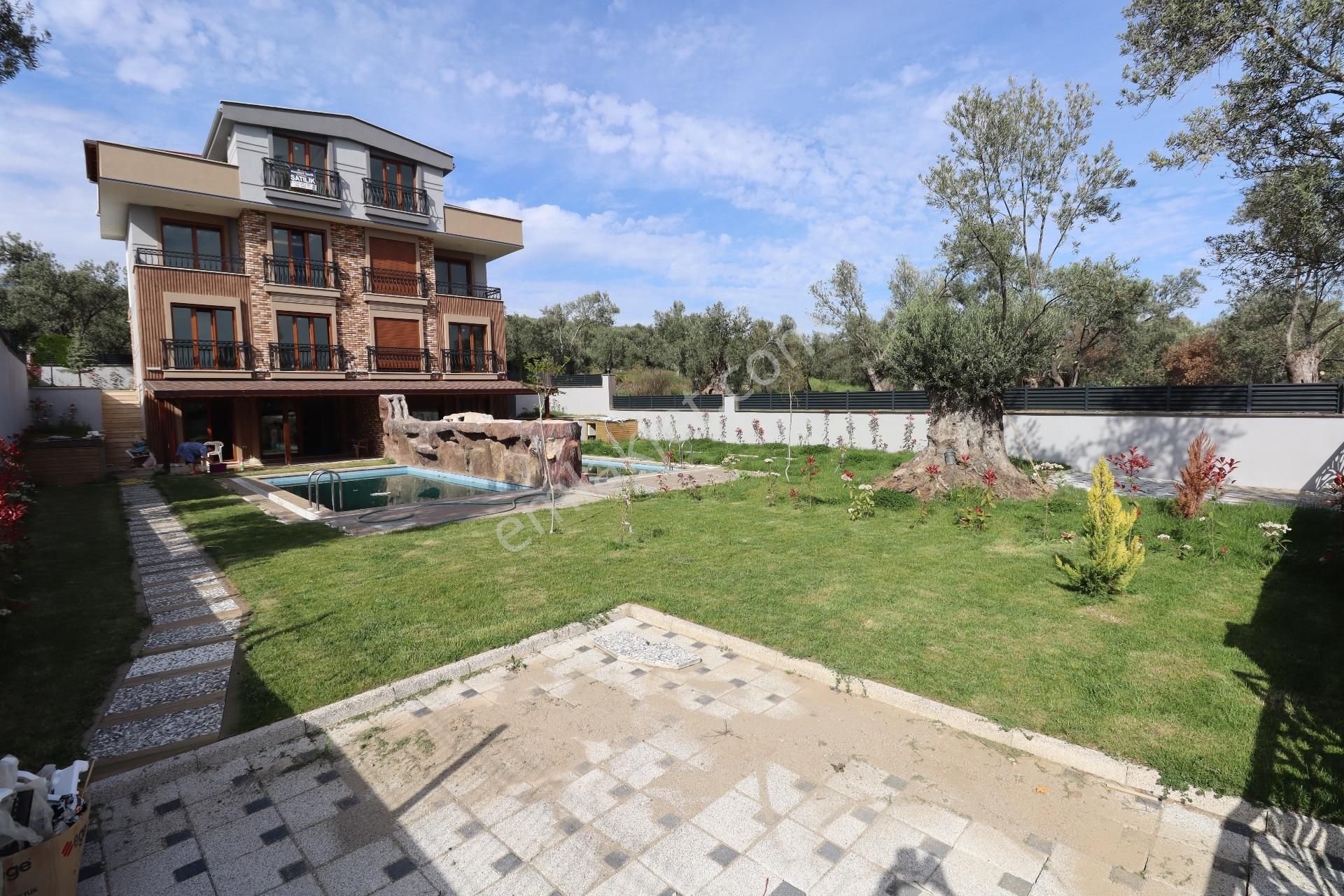 Mahmut İşler'den Altınoluk'ta Özel Havuzlu 5+1 Sıfır Villa - Görsel 14