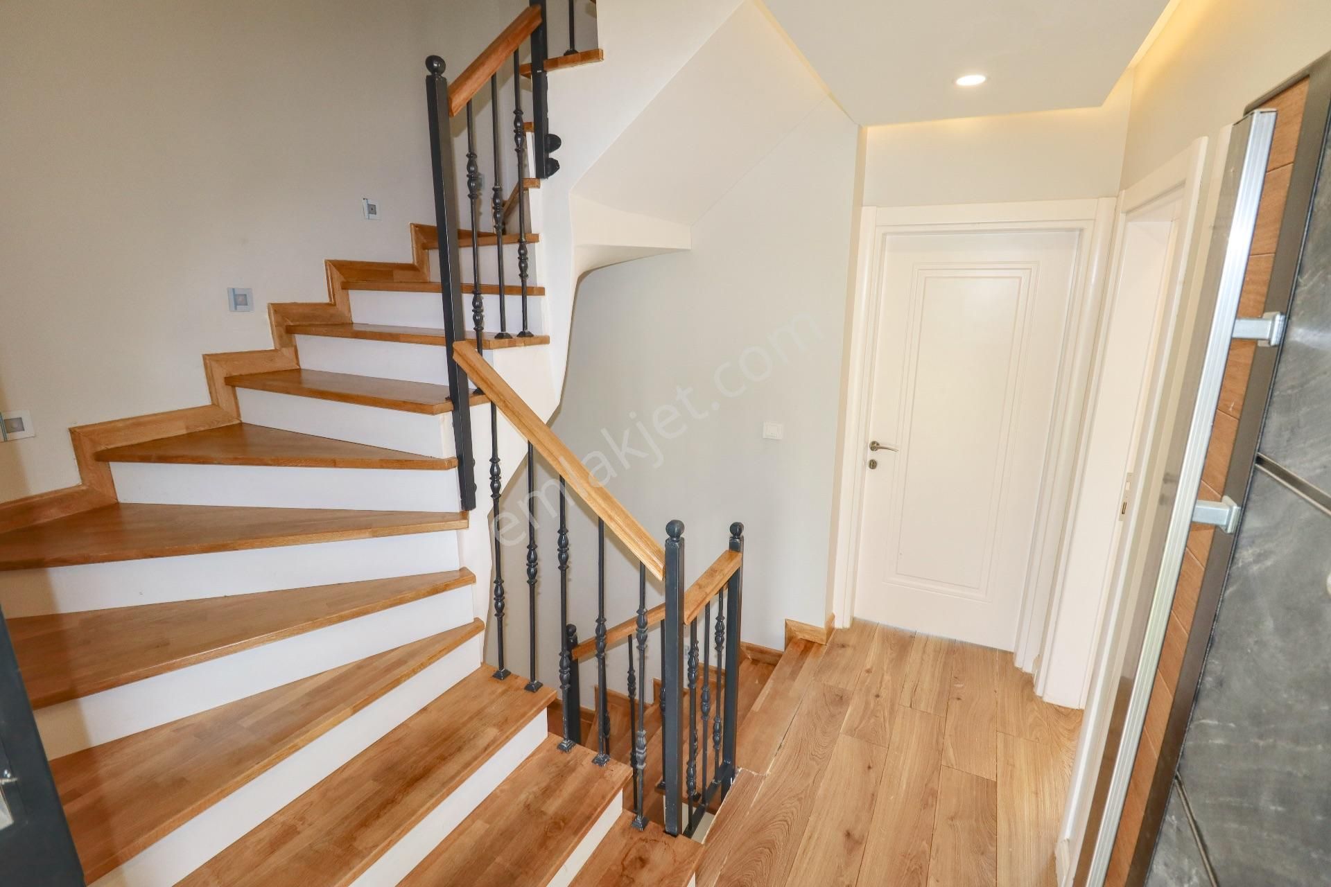 Mahmut İşler'den Altınoluk'ta Özel Havuzlu 5+1 Sıfır Villa - Görsel 15