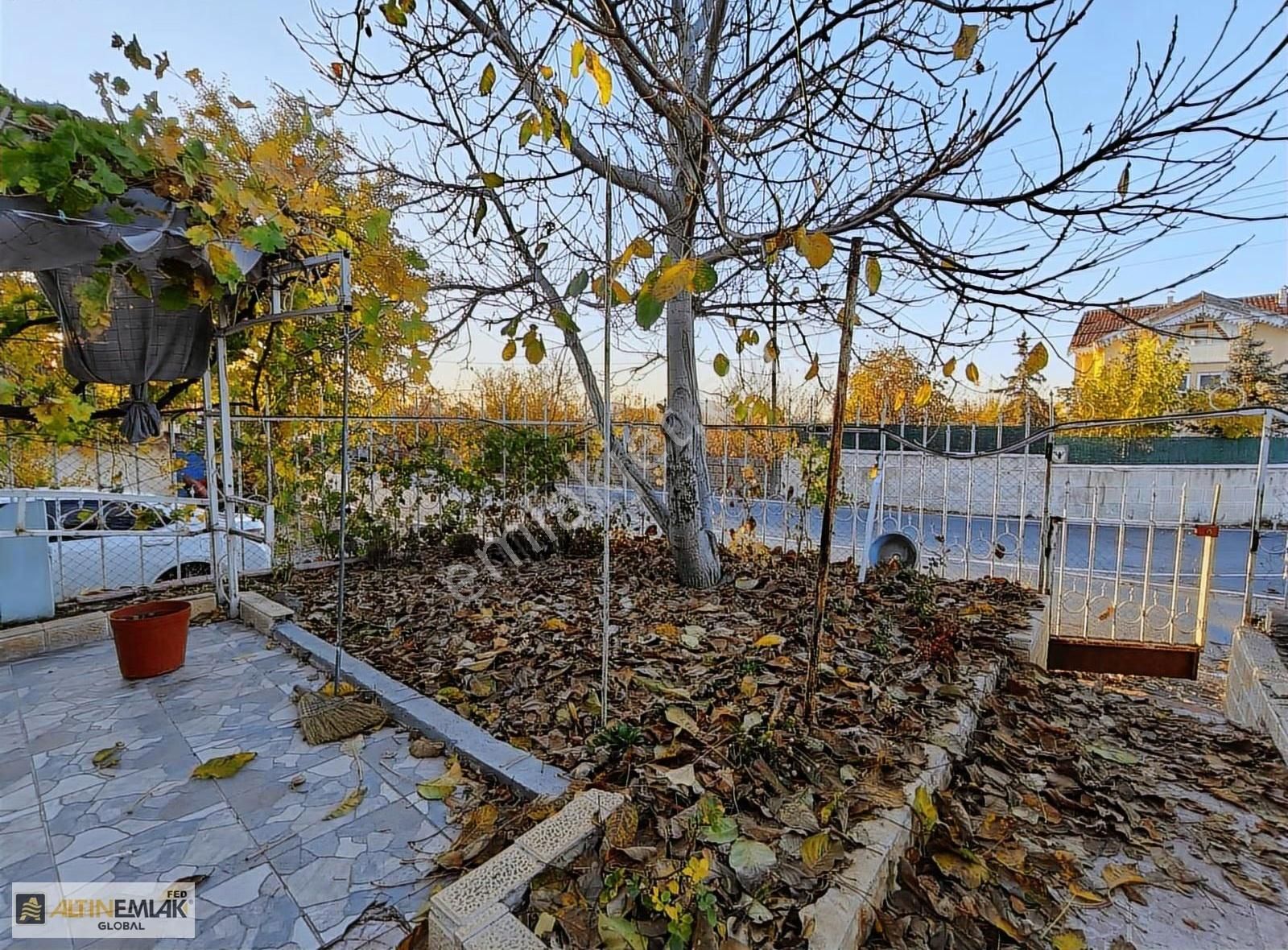 Becen'de Ticari Parsel Üzerinde 276m2 Arsa Ve İçinde Müstakil Ev - Görsel 3