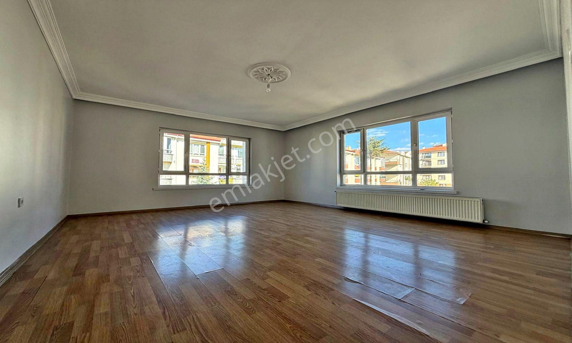 Ufuktepe'de Cadde Üstünde , Ara Katta Ön Cephe Masrafsız 3+1