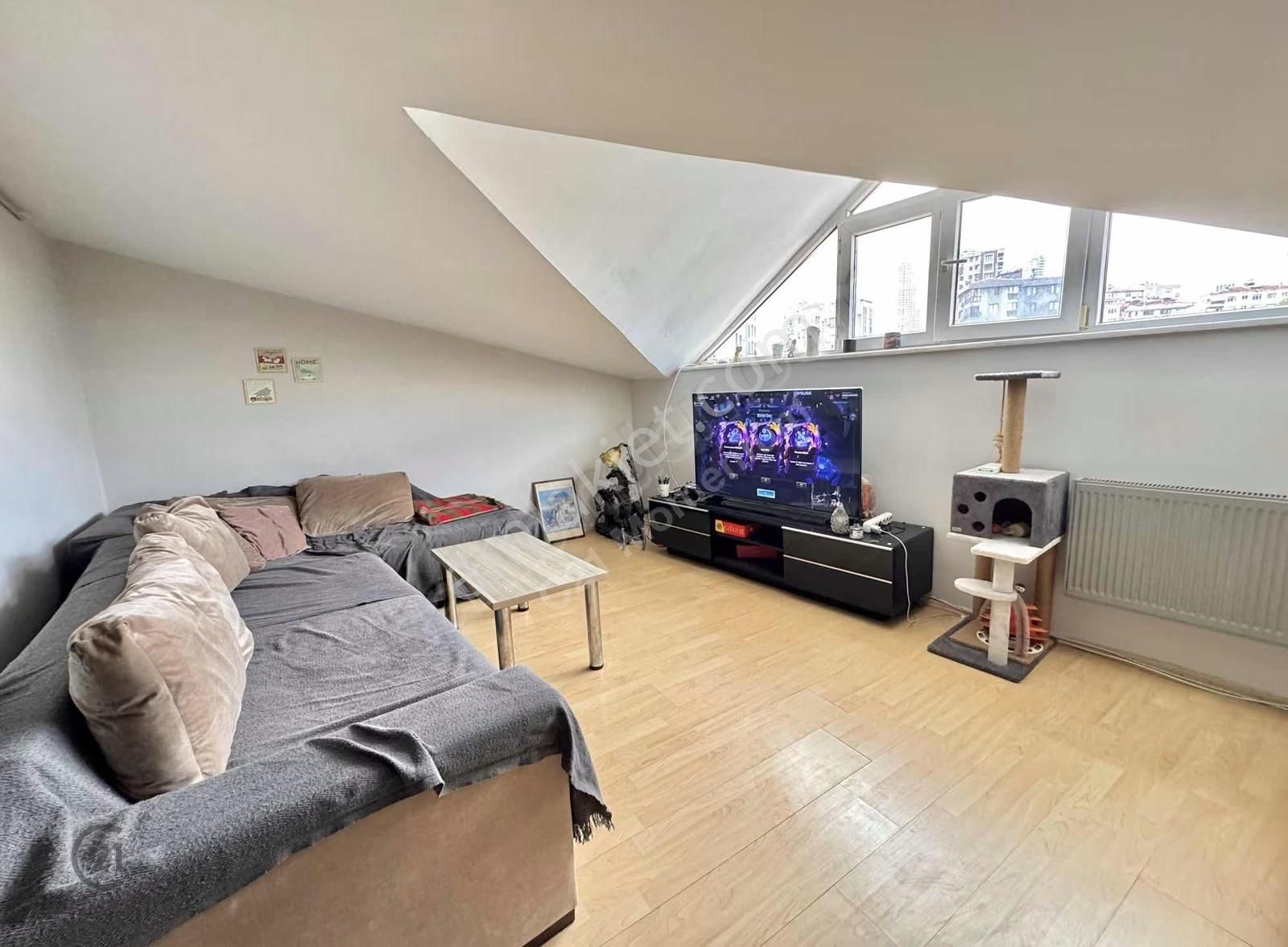 Beşiktaşın Kalbinde 1+1 Çatı Katı Daire - Görsel 2