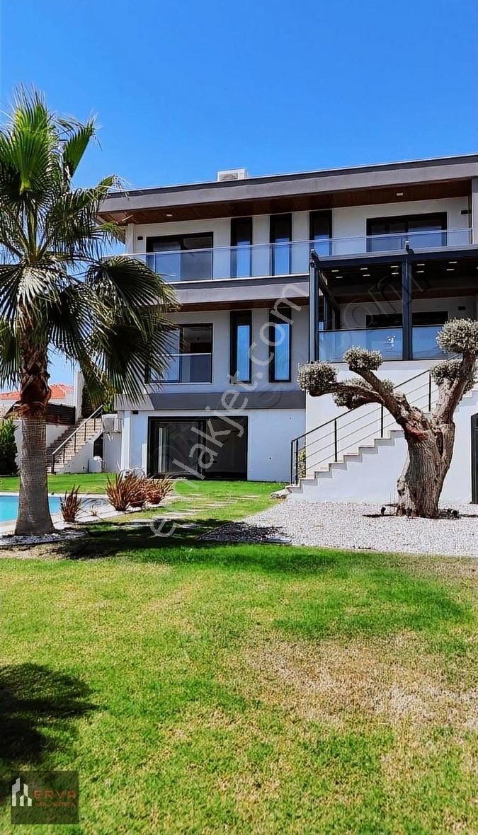 Çeşme'de Tam Müstakil Tripleks Lüks Villa - Görsel 5