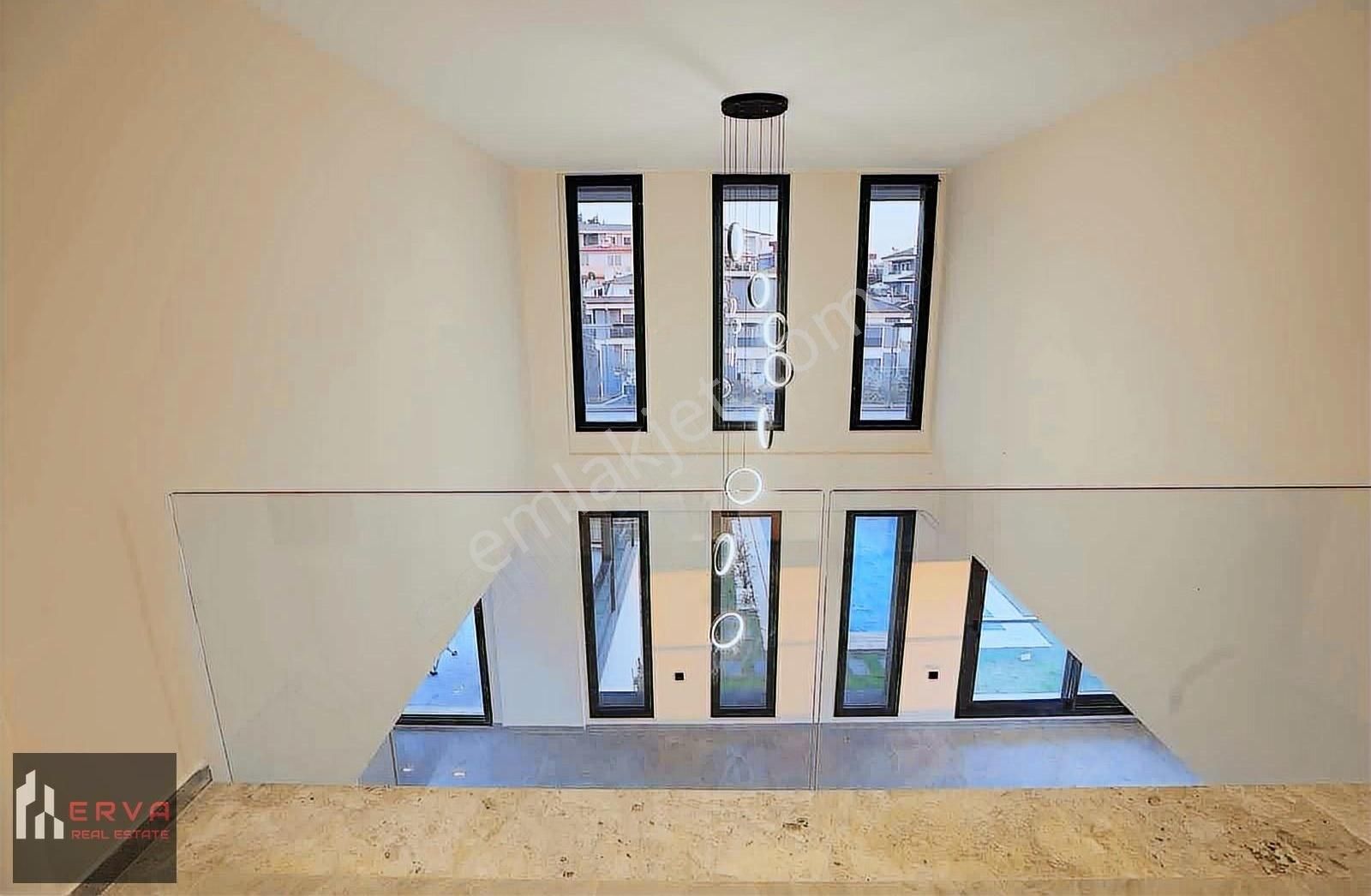 Çeşme'de Tam Müstakil Tripleks Lüks Villa - Görsel 27