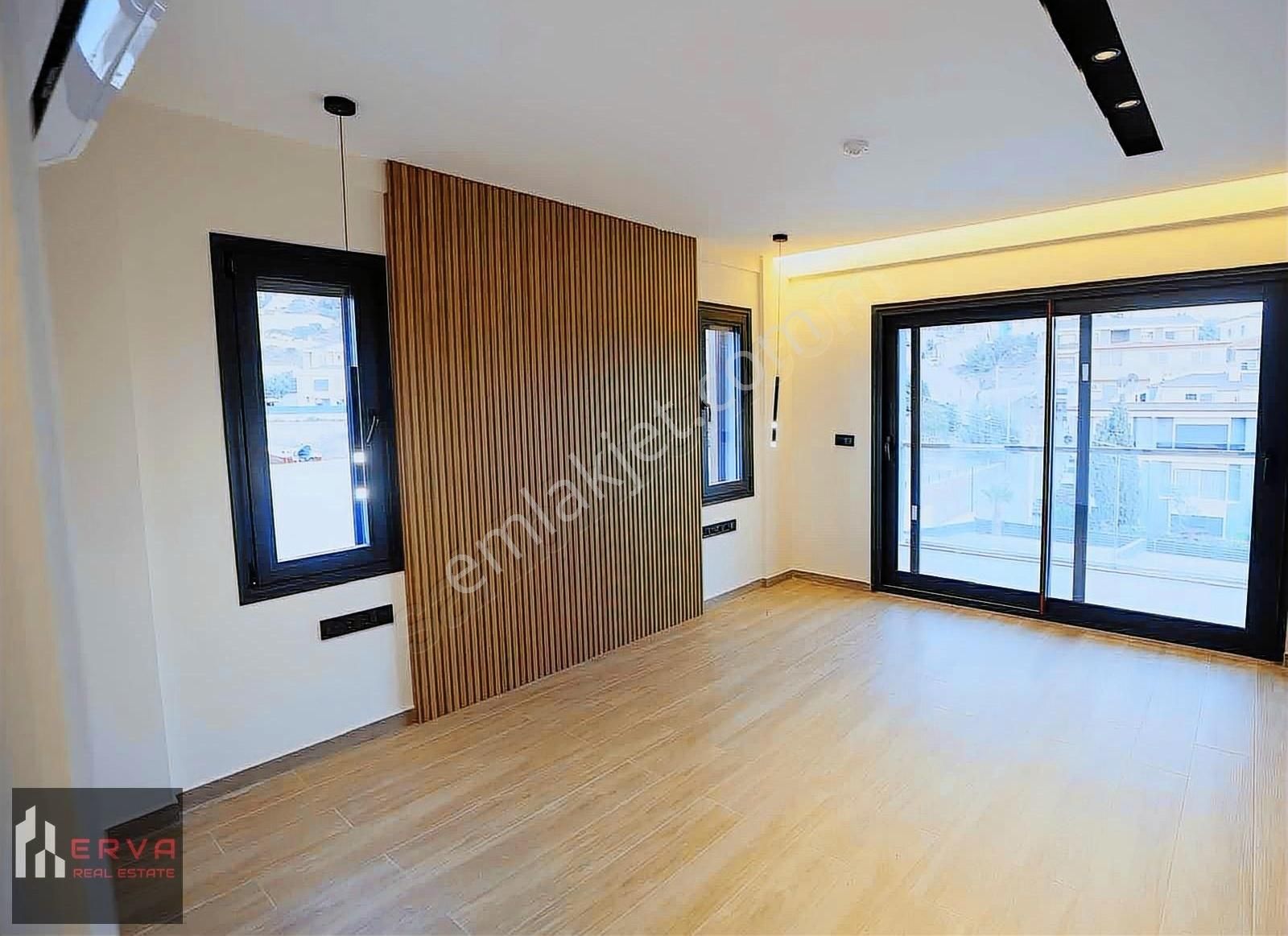 Çeşme'de Tam Müstakil Tripleks Lüks Villa - Görsel 18