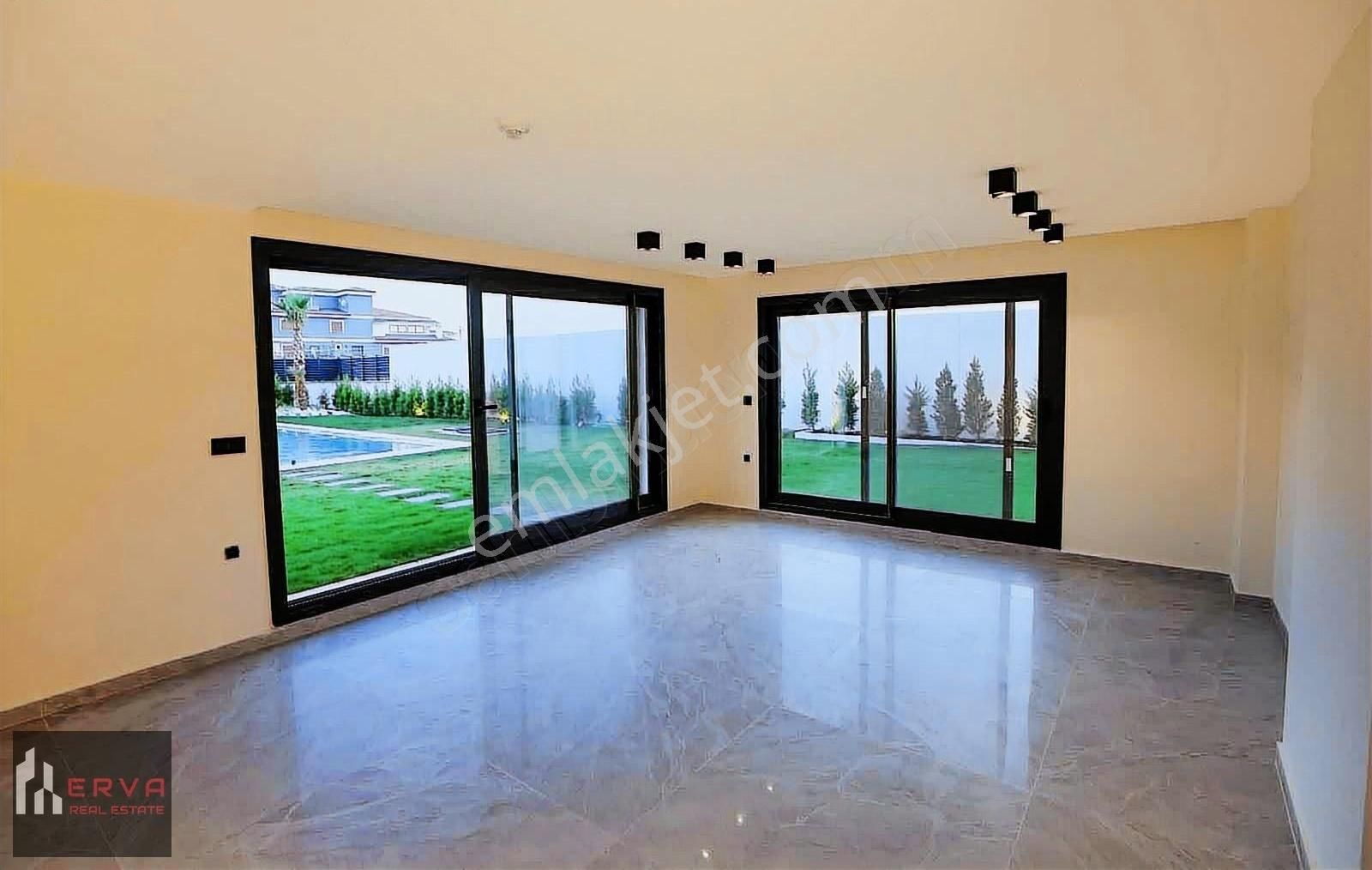 Çeşme'de Tam Müstakil Tripleks Lüks Villa - Görsel 13