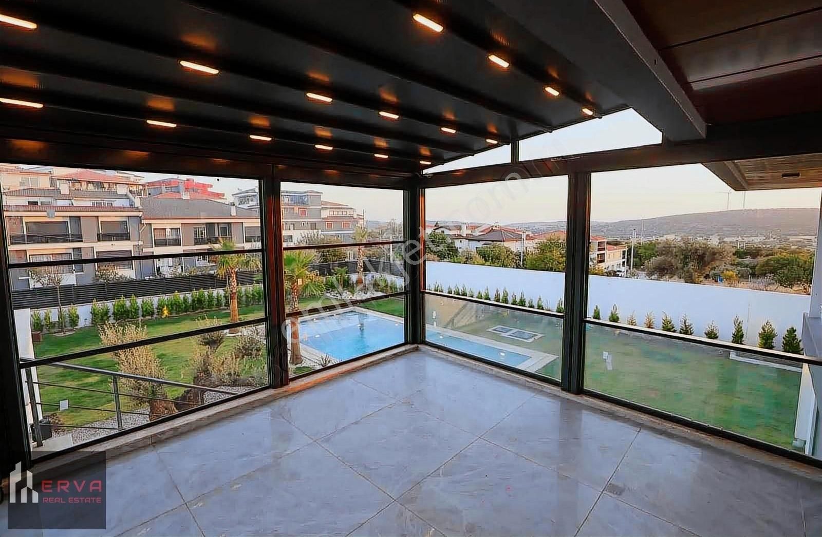 Çeşme'de Tam Müstakil Tripleks Lüks Villa - Görsel 15