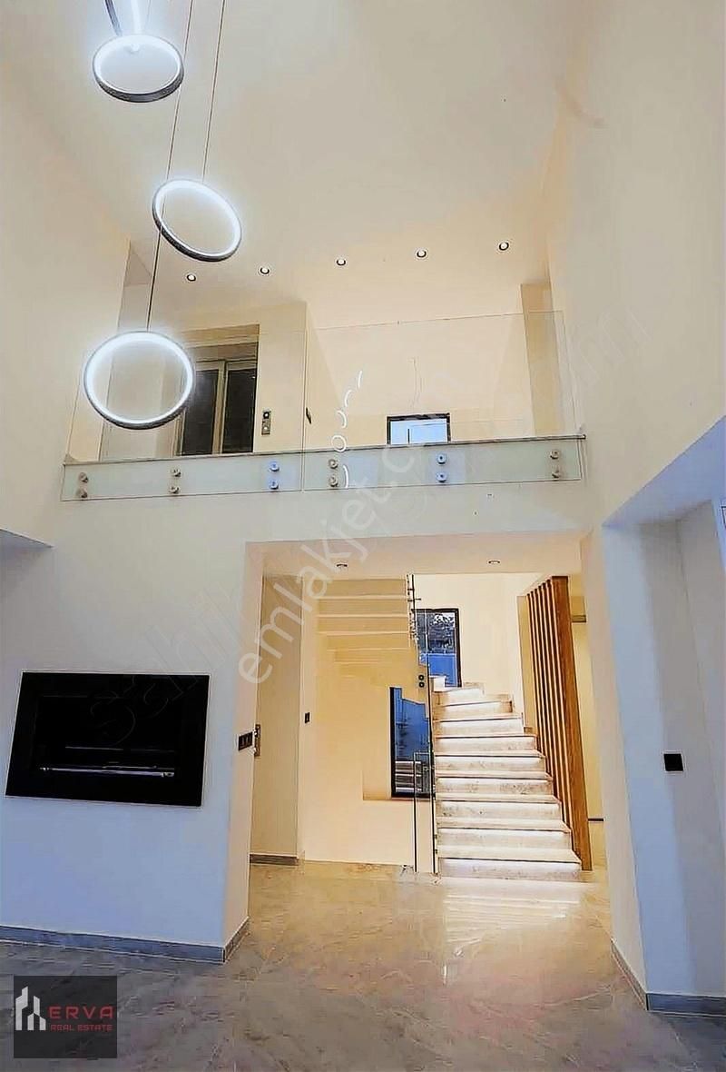 Çeşme'de Tam Müstakil Tripleks Lüks Villa - Görsel 31