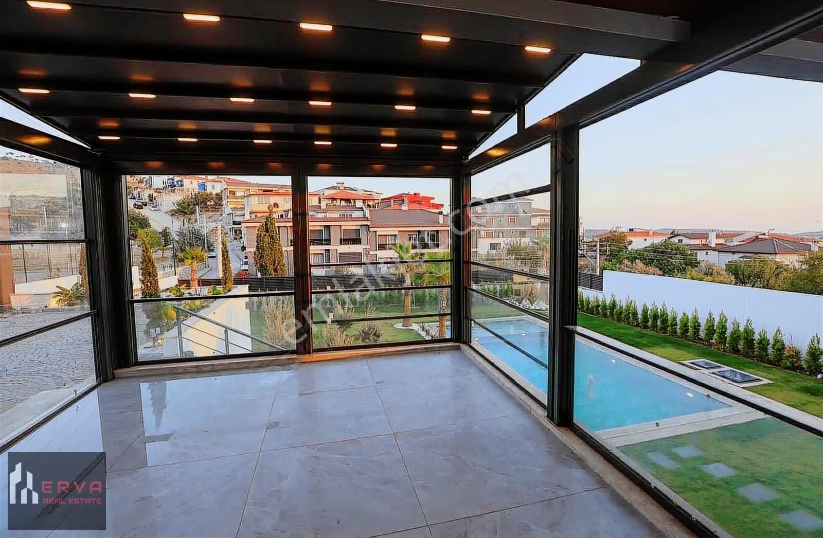 Çeşme'de Tam Müstakil Tripleks Lüks Villa - Görsel 35