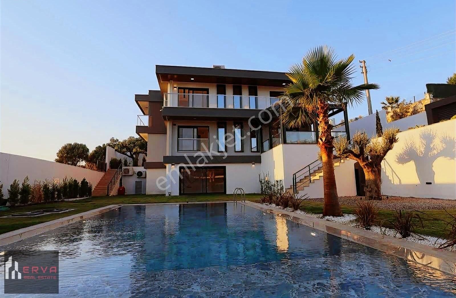Çeşme'de Tam Müstakil Tripleks Lüks Villa - Görsel 7