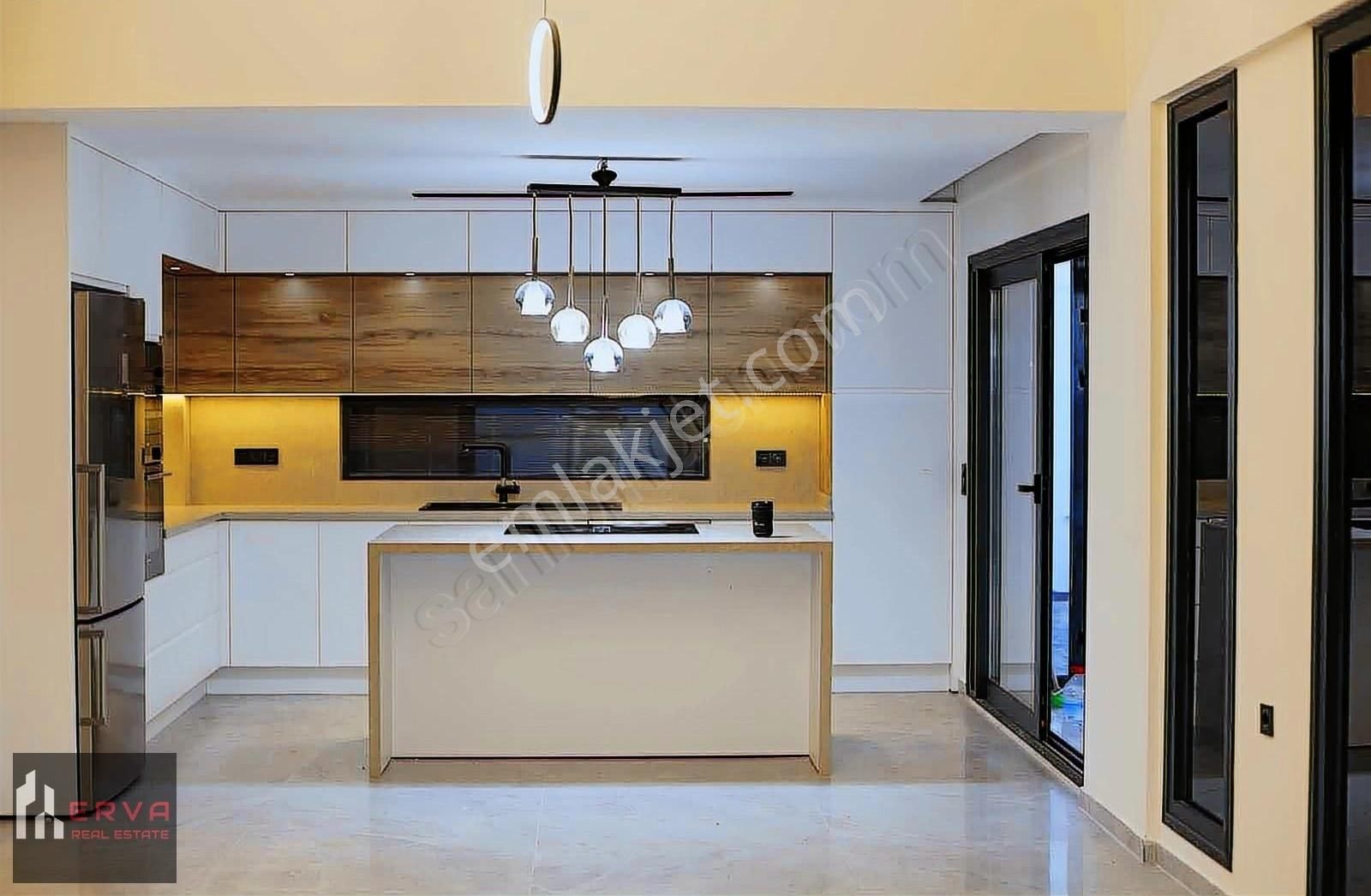 Çeşme'de Tam Müstakil Tripleks Lüks Villa - Görsel 33