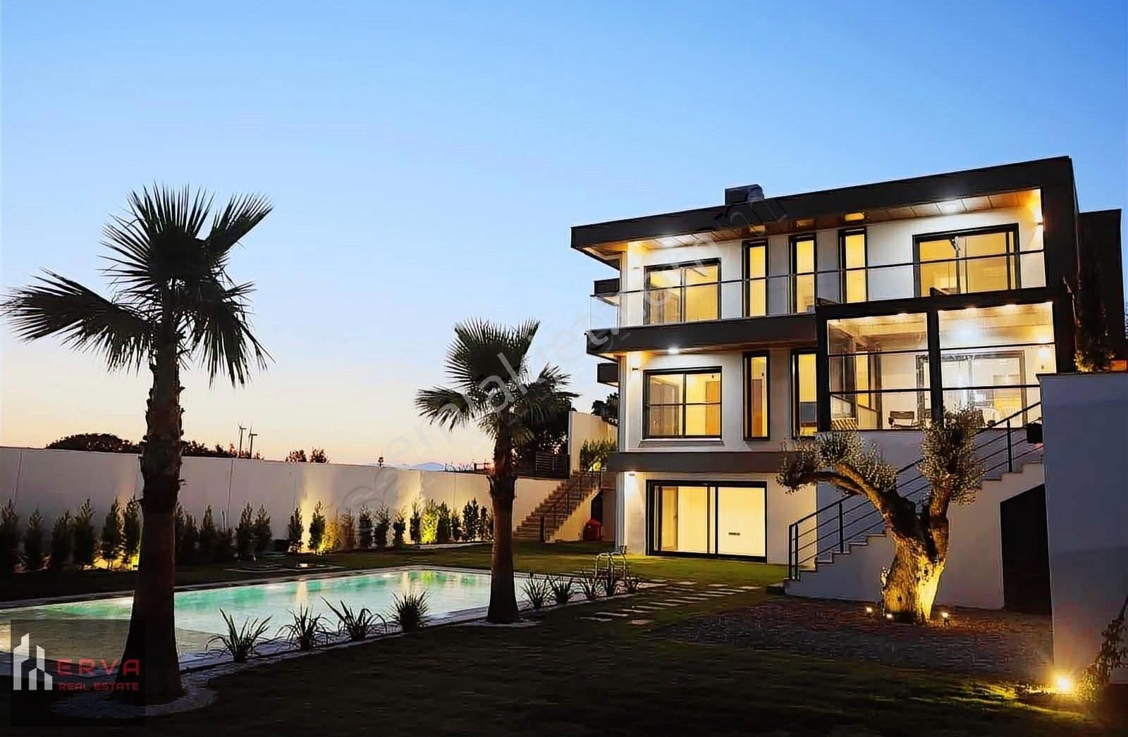 Çeşme'de Tam Müstakil Tripleks Lüks Villa - Görsel 2