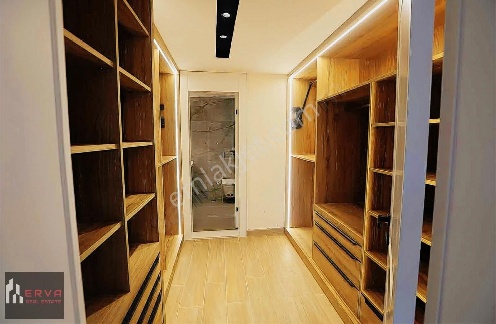 Çeşme'de Tam Müstakil Tripleks Lüks Villa - Görsel 12