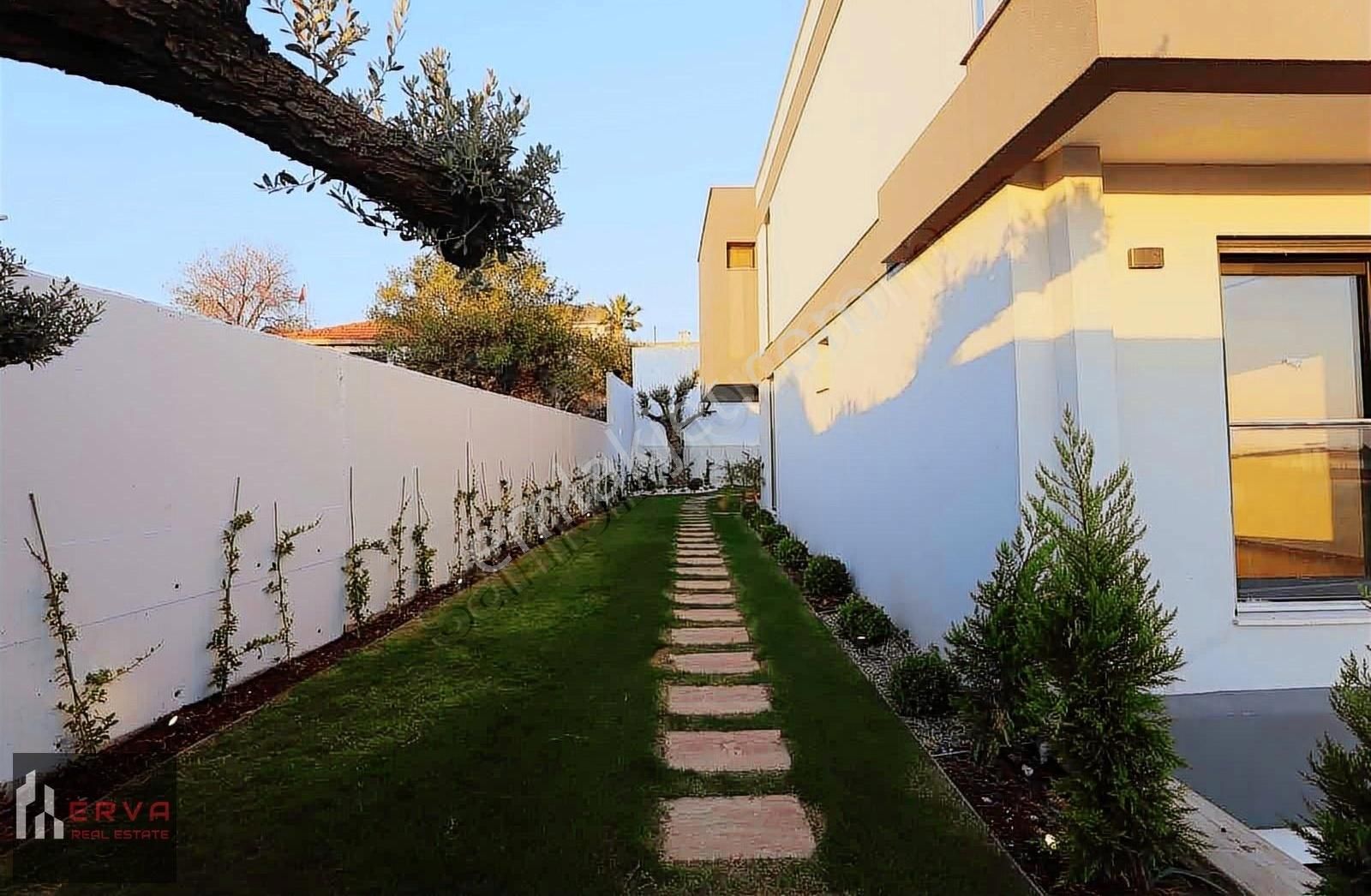 Çeşme'de Tam Müstakil Tripleks Lüks Villa - Görsel 9