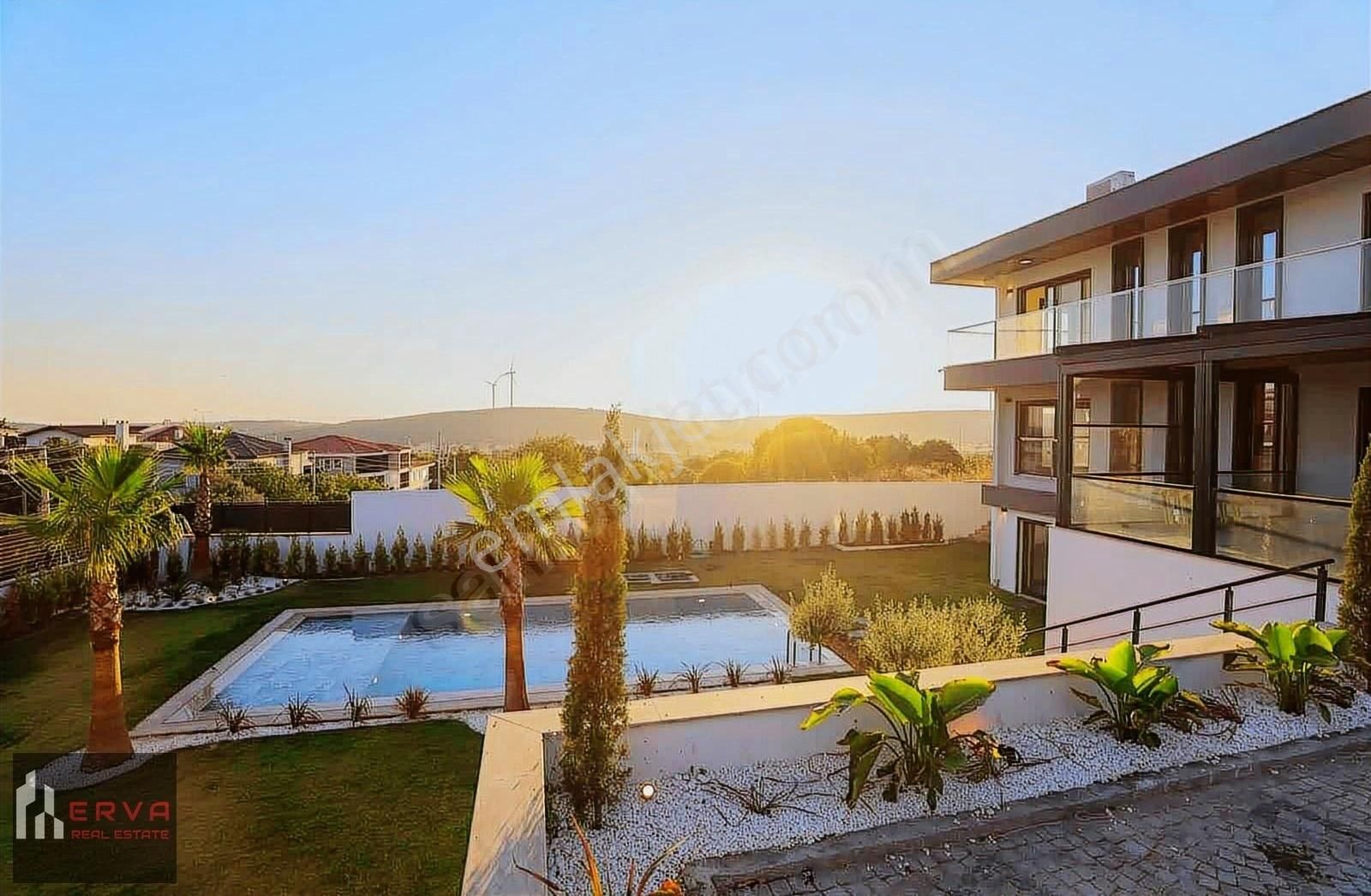 Çeşme'de Tam Müstakil Tripleks Lüks Villa - Görsel 20