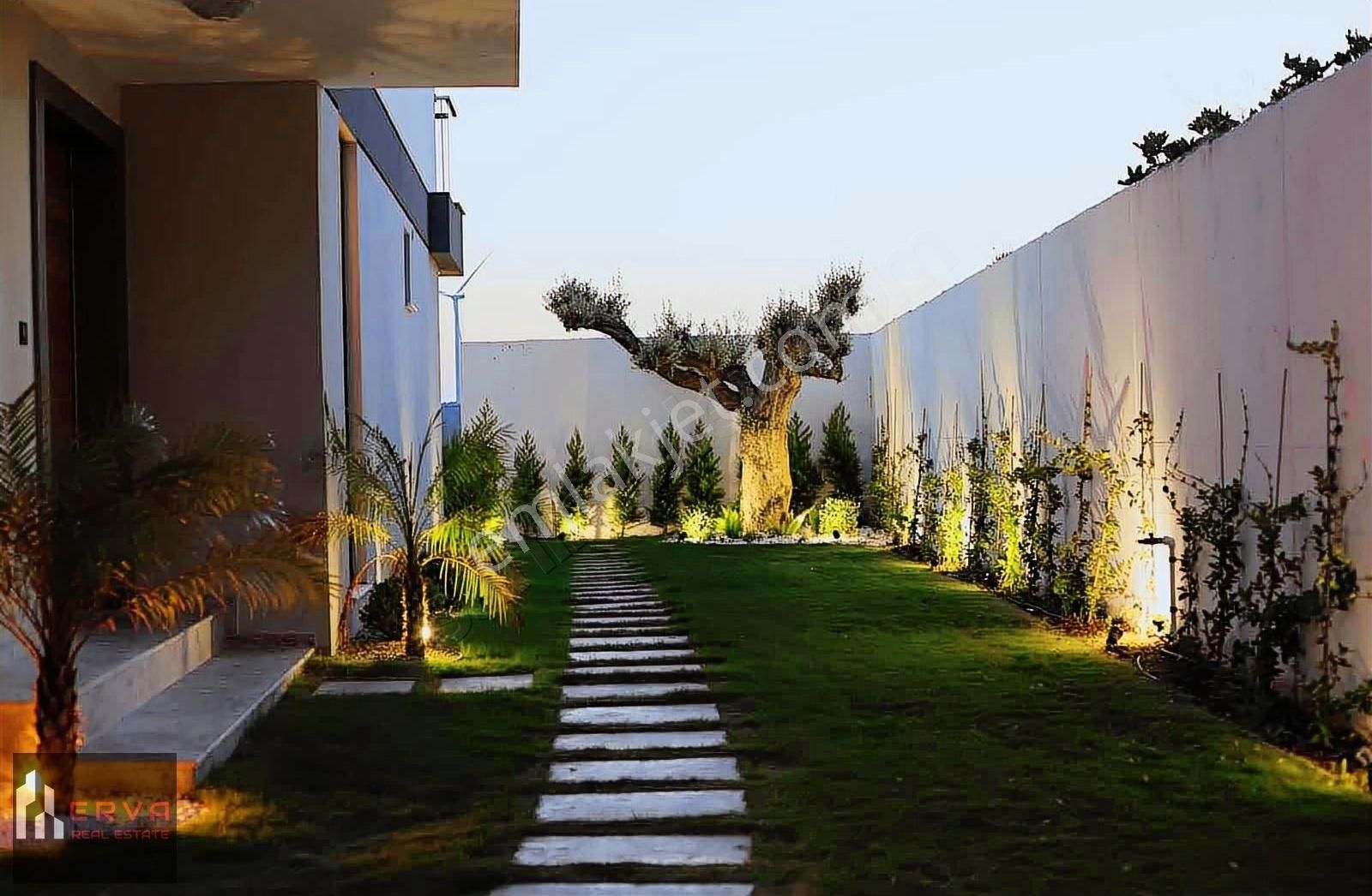 Çeşme'de Tam Müstakil Tripleks Lüks Villa - Görsel 23