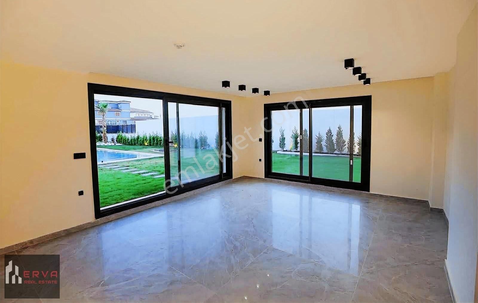 Çeşme'de Tam Müstakil Tripleks Lüks Villa - Görsel 16