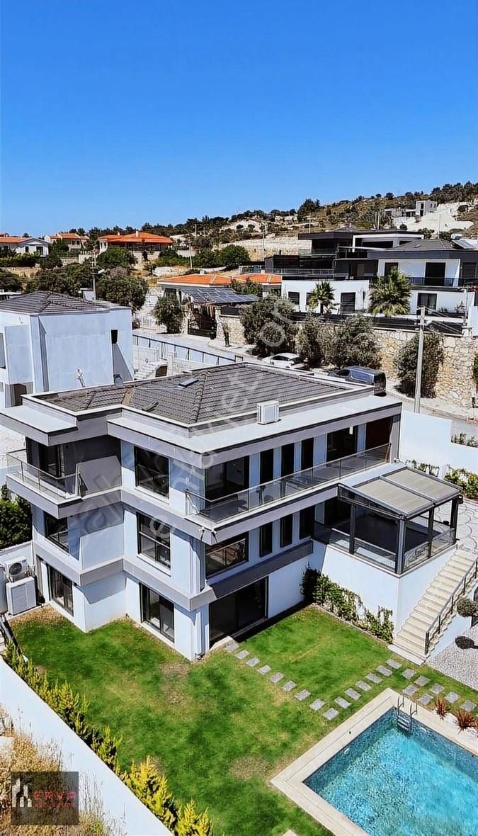 Çeşme'de Tam Müstakil Tripleks Lüks Villa - Görsel 29