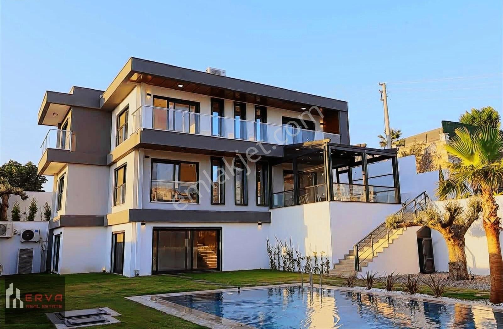 Çeşme'de Tam Müstakil Tripleks Lüks Villa - Görsel 10