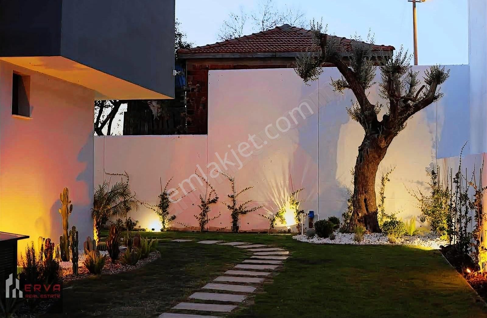 Çeşme'de Tam Müstakil Tripleks Lüks Villa - Görsel 34