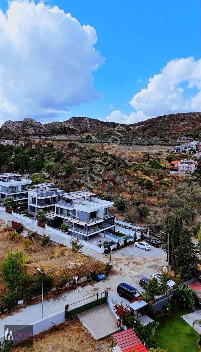 Urla İskele'de Deniz Manzaralı Tripleks Eşyalı Villa - Görsel 16