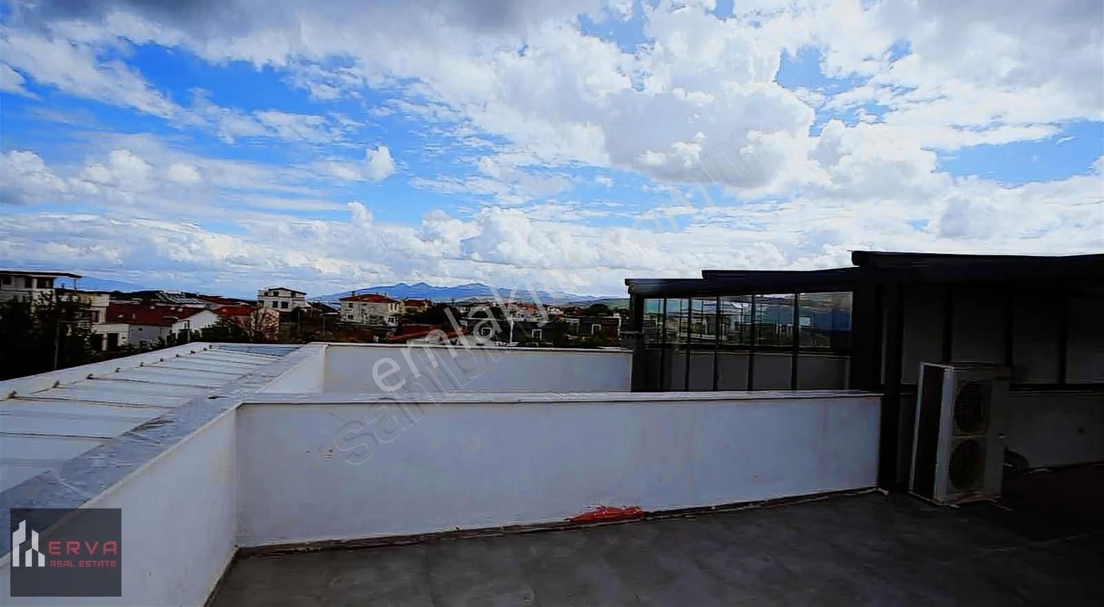 Urla İskele'de Deniz Manzaralı Tripleks Eşyalı Villa - Görsel 13