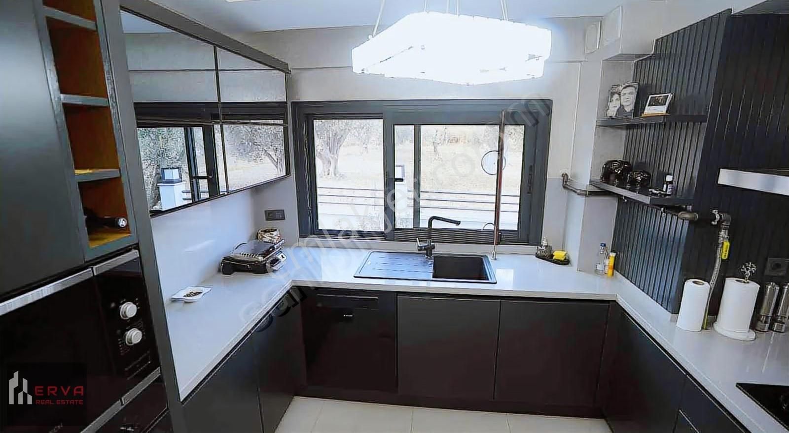 Urla İskele'de Deniz Manzaralı Tripleks Eşyalı Villa - Görsel 31