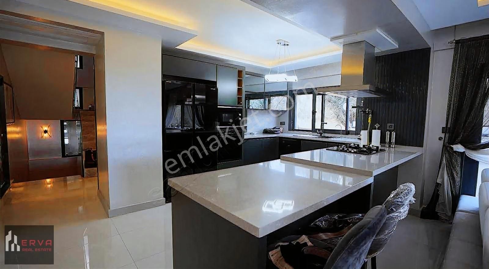 Urla İskele'de Deniz Manzaralı Tripleks Eşyalı Villa - Görsel 14