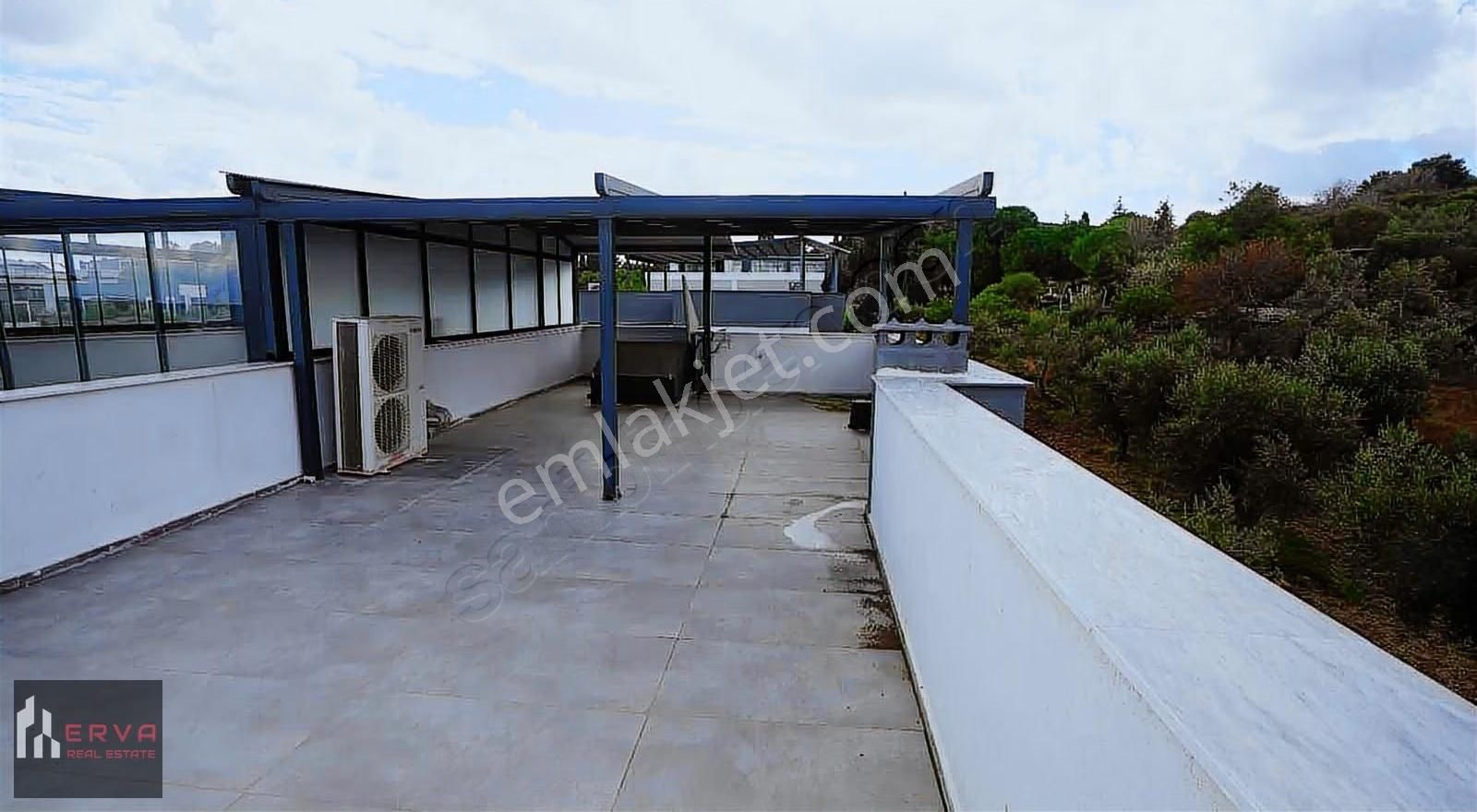 Urla İskele'de Deniz Manzaralı Tripleks Eşyalı Villa - Görsel 3