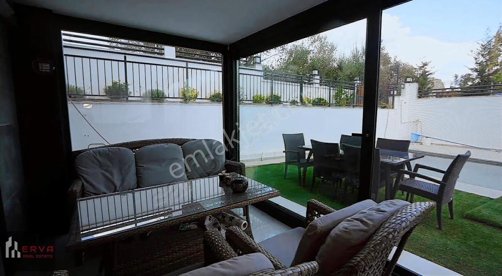 Urla İskele'de Deniz Manzaralı Tripleks Eşyalı Villa - Görsel 7