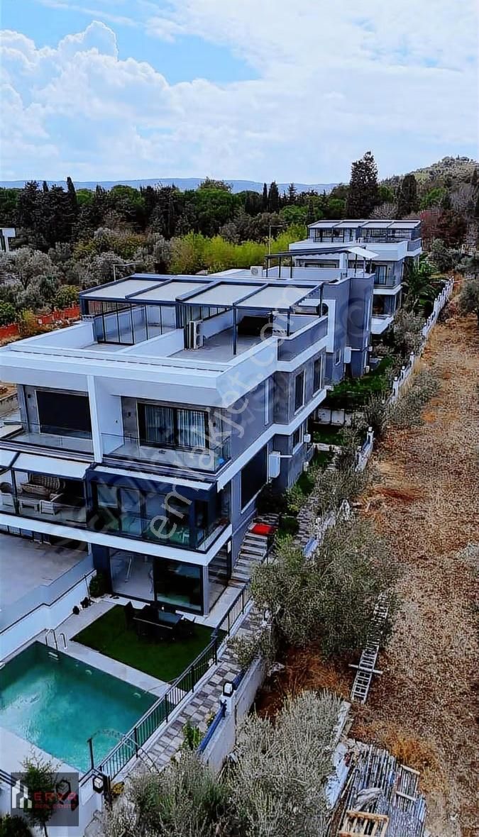 Urla İskele'de Deniz Manzaralı Tripleks Eşyalı Villa - Görsel 27