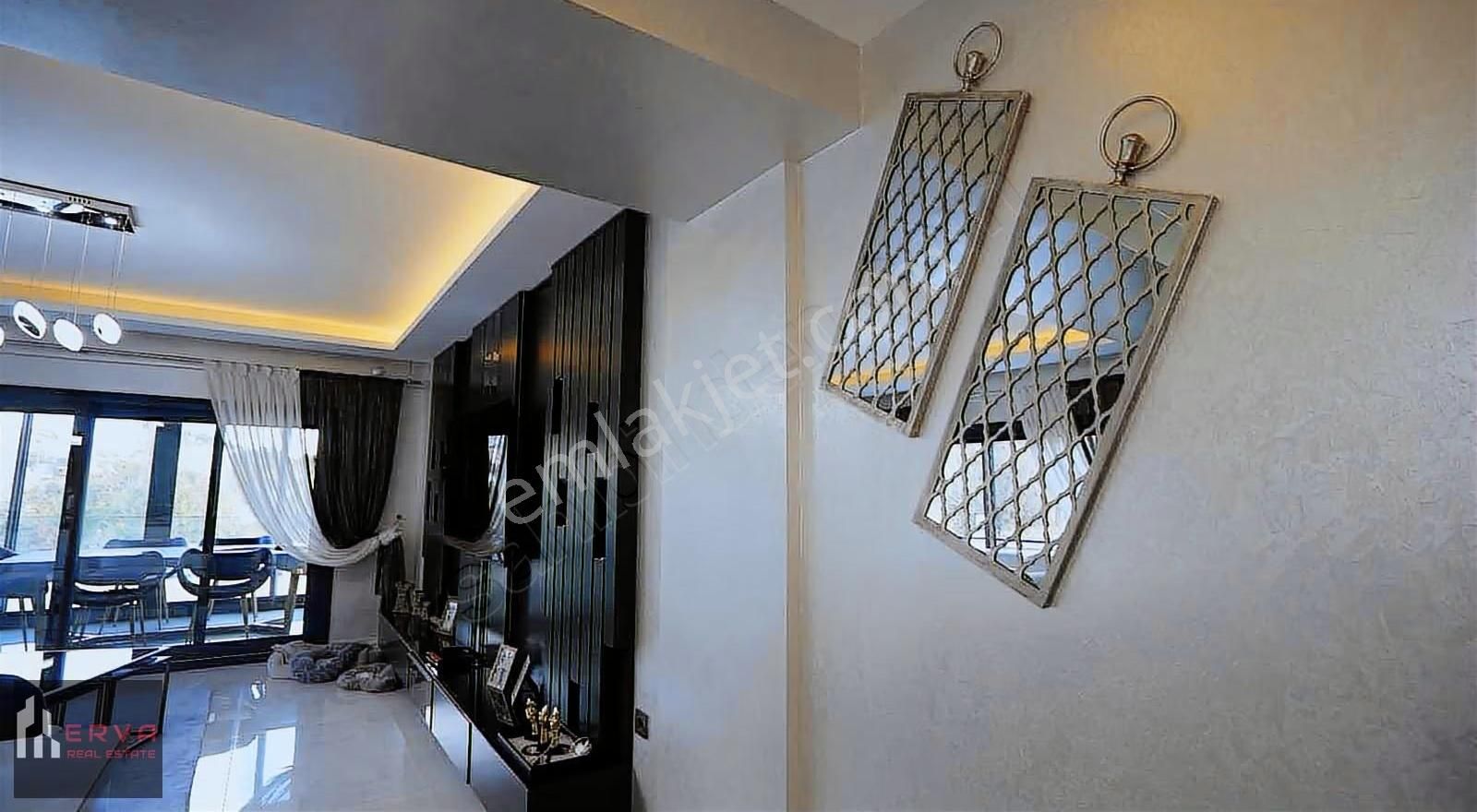 Urla İskele'de Deniz Manzaralı Tripleks Eşyalı Villa - Görsel 15