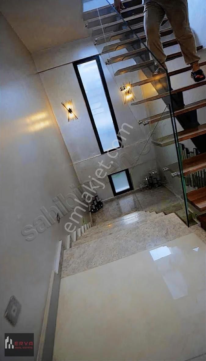 Urla İskele'de Deniz Manzaralı Tripleks Eşyalı Villa - Görsel 4