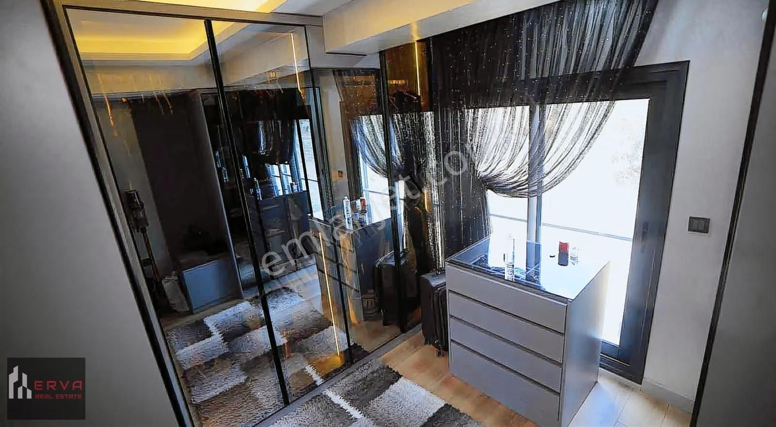 Urla İskele'de Deniz Manzaralı Tripleks Eşyalı Villa - Görsel 34