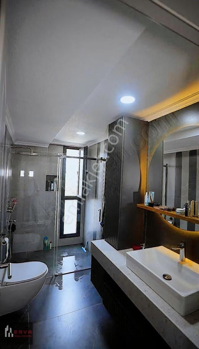 Urla İskele'de Deniz Manzaralı Tripleks Eşyalı Villa - Görsel 23