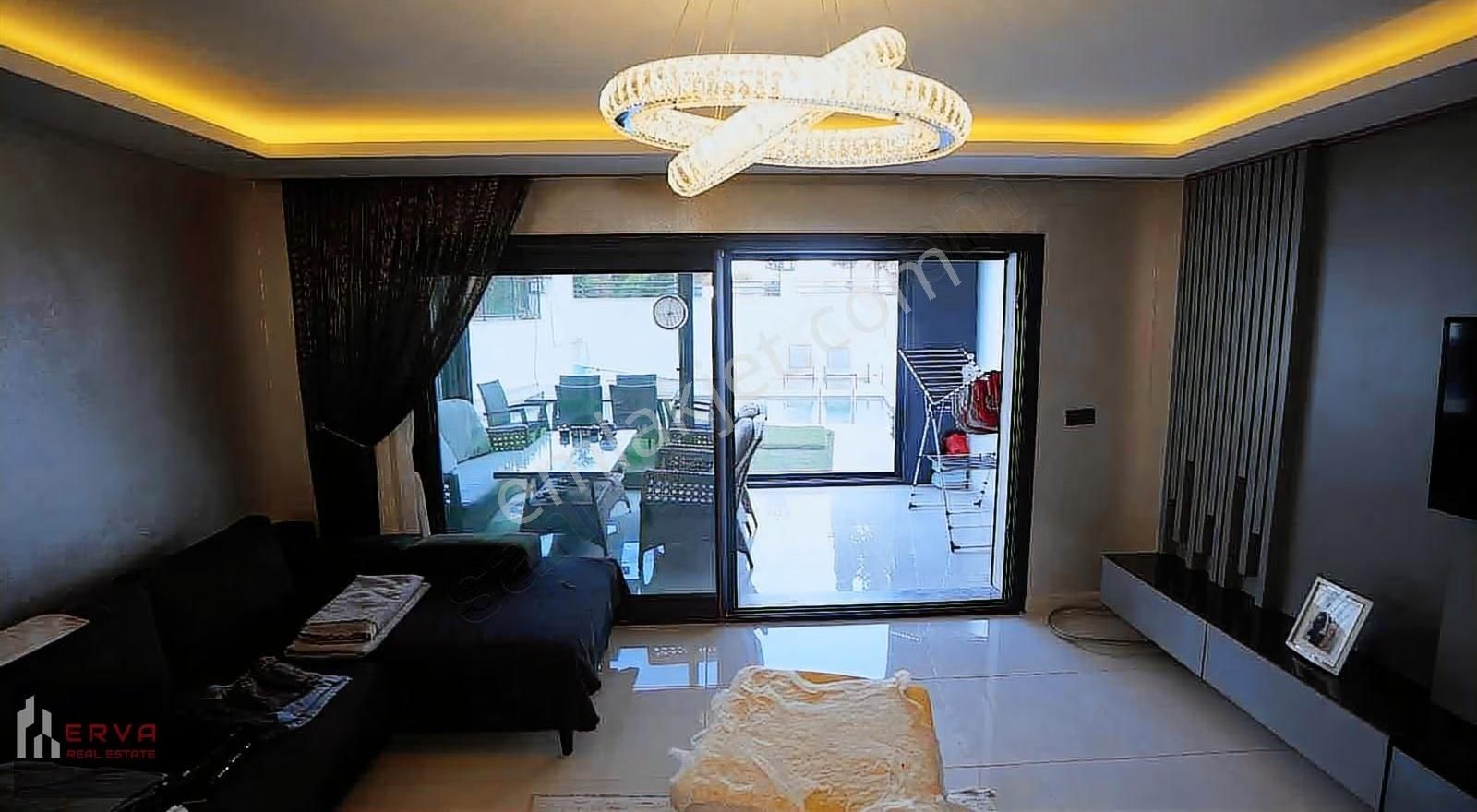 Urla İskele'de Deniz Manzaralı Tripleks Eşyalı Villa - Görsel 11