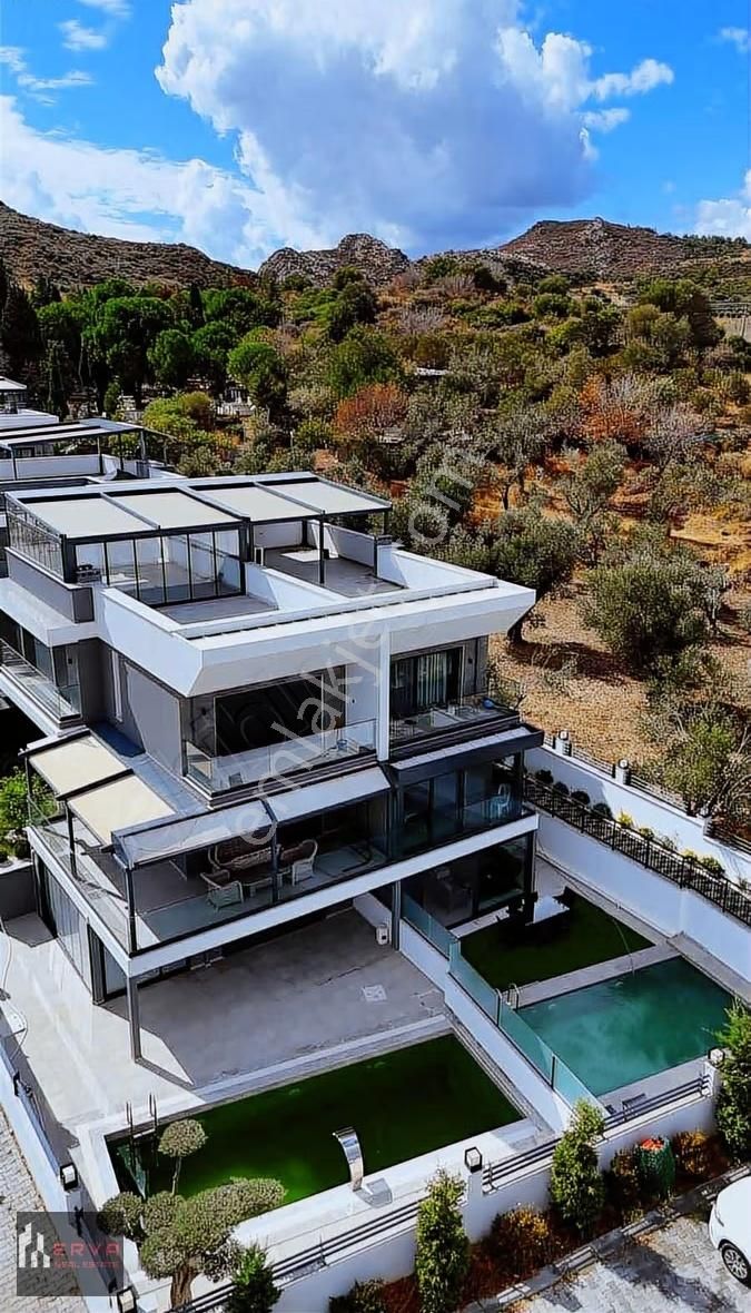 Urla İskele'de Deniz Manzaralı Tripleks Eşyalı Villa - Görsel 18