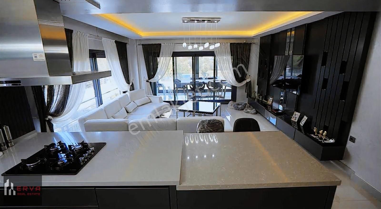 Urla İskele'de Deniz Manzaralı Tripleks Eşyalı Villa - Görsel 9